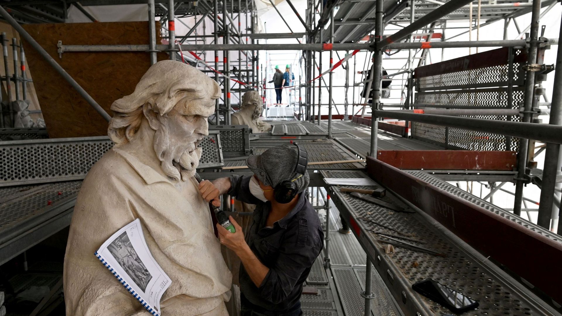 Restauration en cours des statues de la Chapelle royale du Château de Versailles