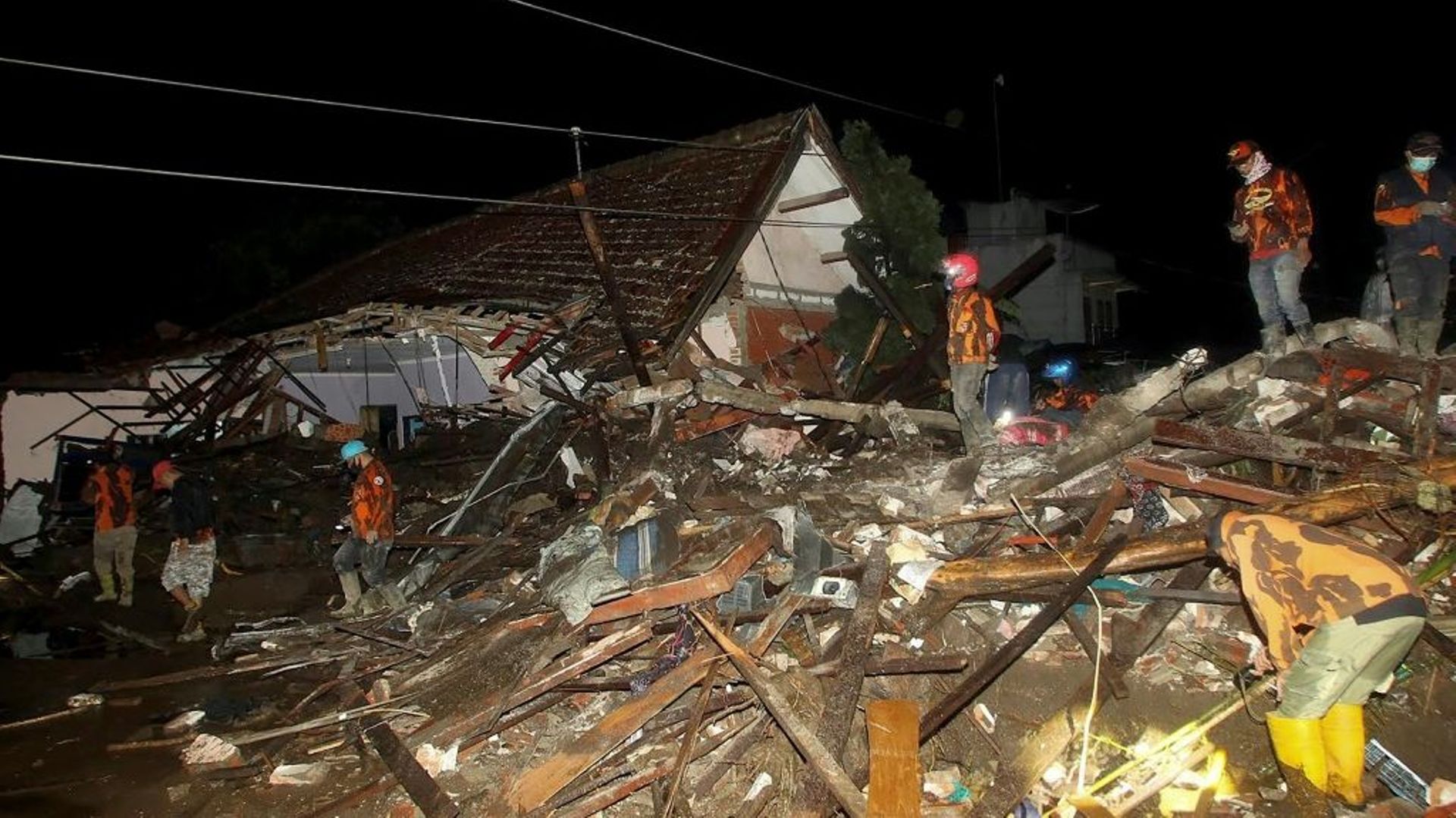 Des sauveteurs recherchent des survivants après des crues subites à Malang, le 4 novembre 2021 en Indonésie