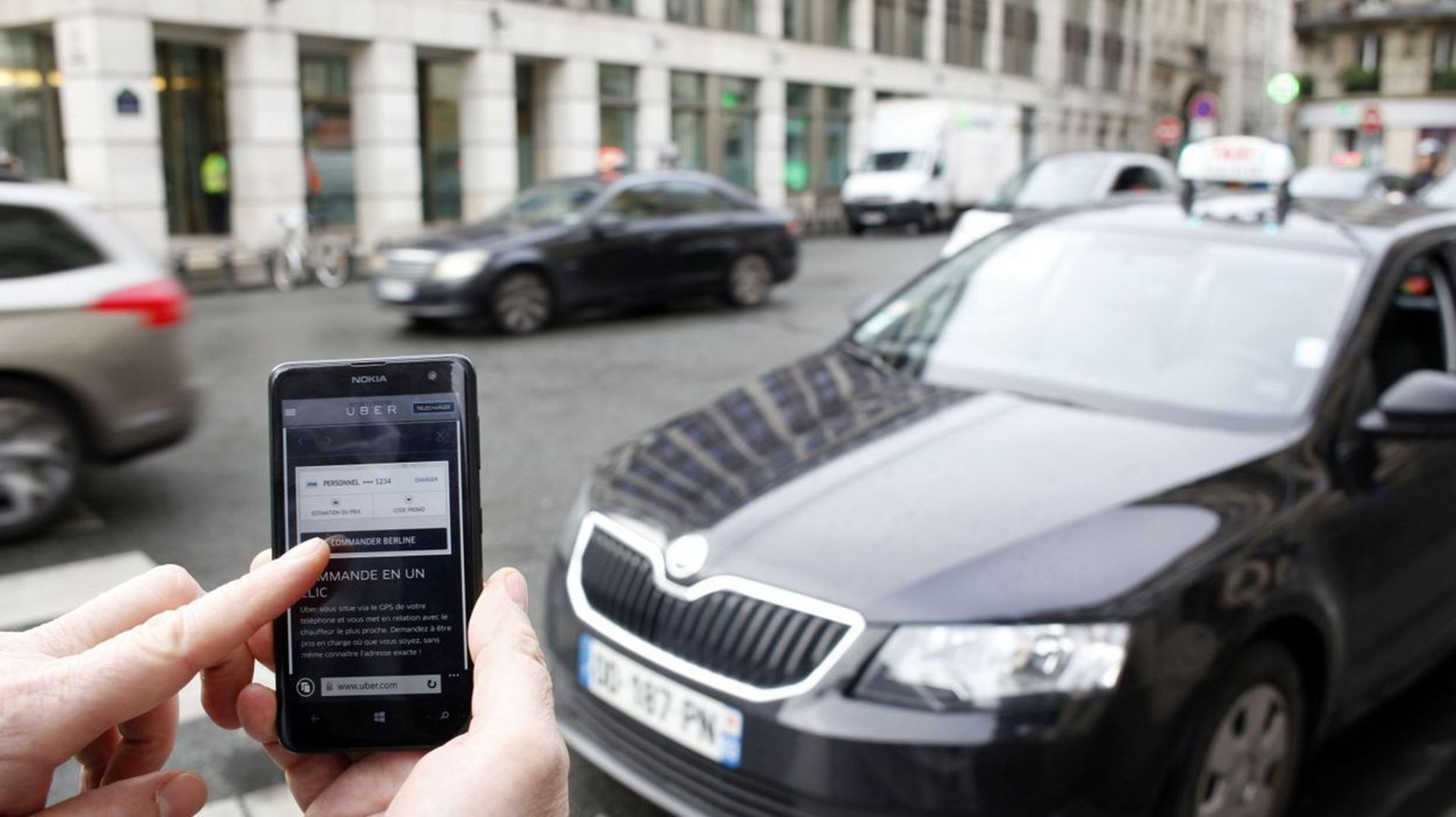 Les chauffeurs Uber ne pourront plus utiliser leur smartphone à Bruxelles (PRESS)