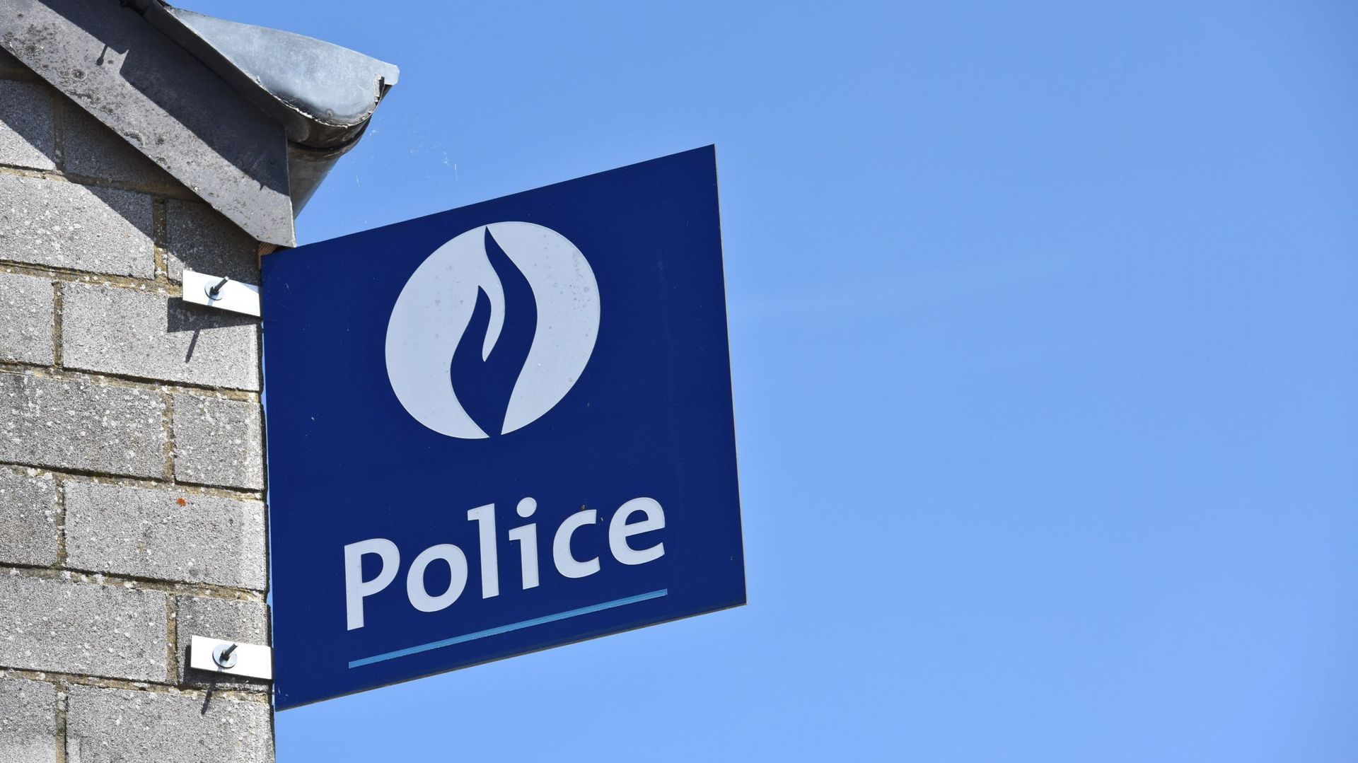 Logo de la Police au commissariat de Léglise (province de Luxembourg) en mai 2021