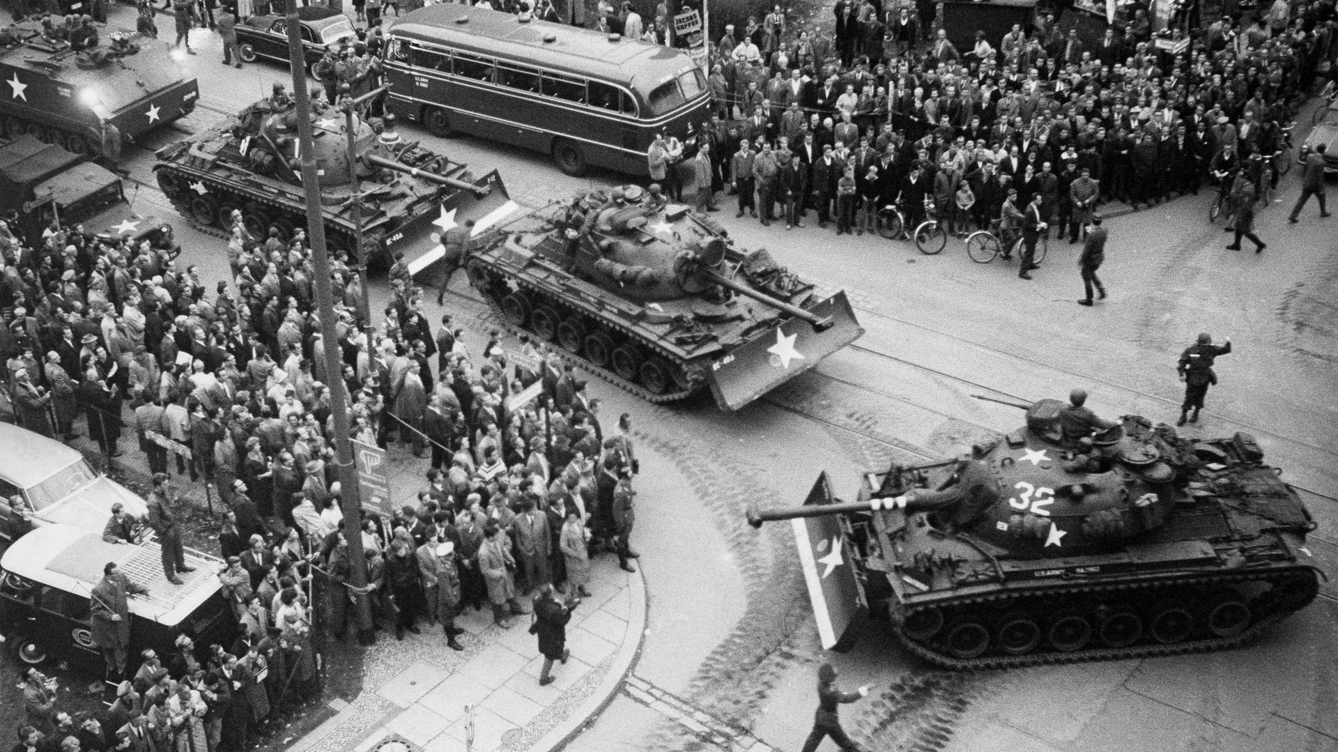 La frontière invisible entre la RDA, communiste, et la RFA, capitaliste, se matérialise le 13 août 1961 : soldats et barbelés sont déployés.