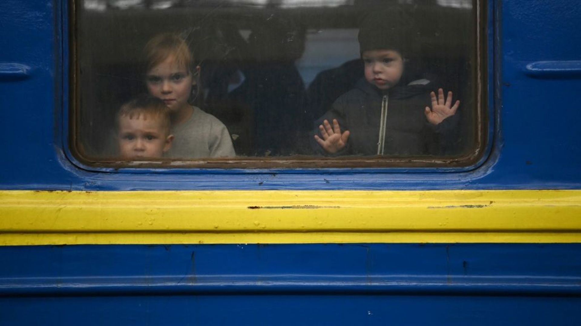 Des enfants ukrainiens dans un train à la gare de Lviv, à destination d’Uzhhorod, près de la frontière avec la Slovquie, le 3 mars 2022