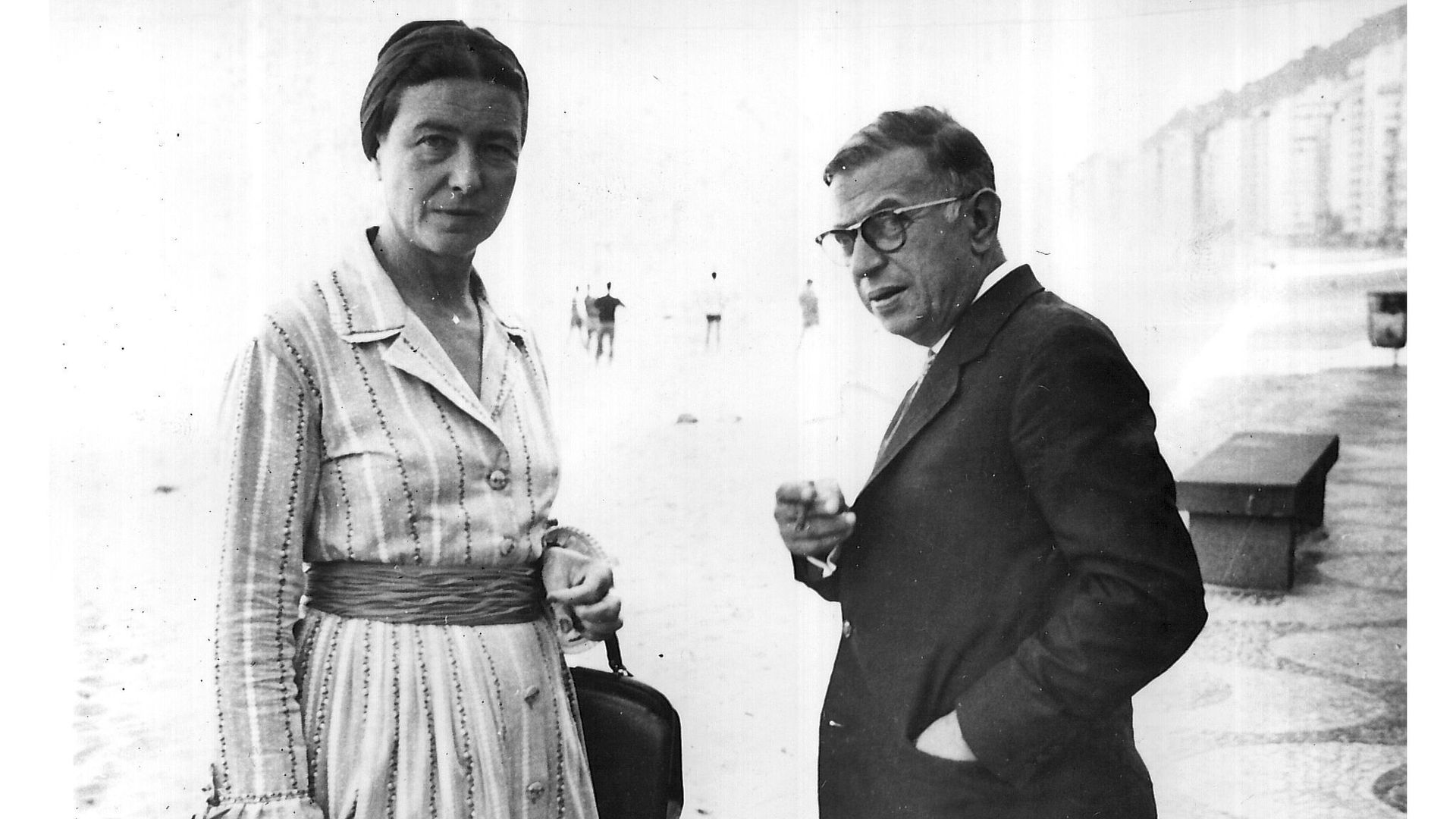 Simone de Beauvoir et Jean-Paul Sartre en ballade sur la plage de Copacabana, à Rio, le 21 septembre 1960.