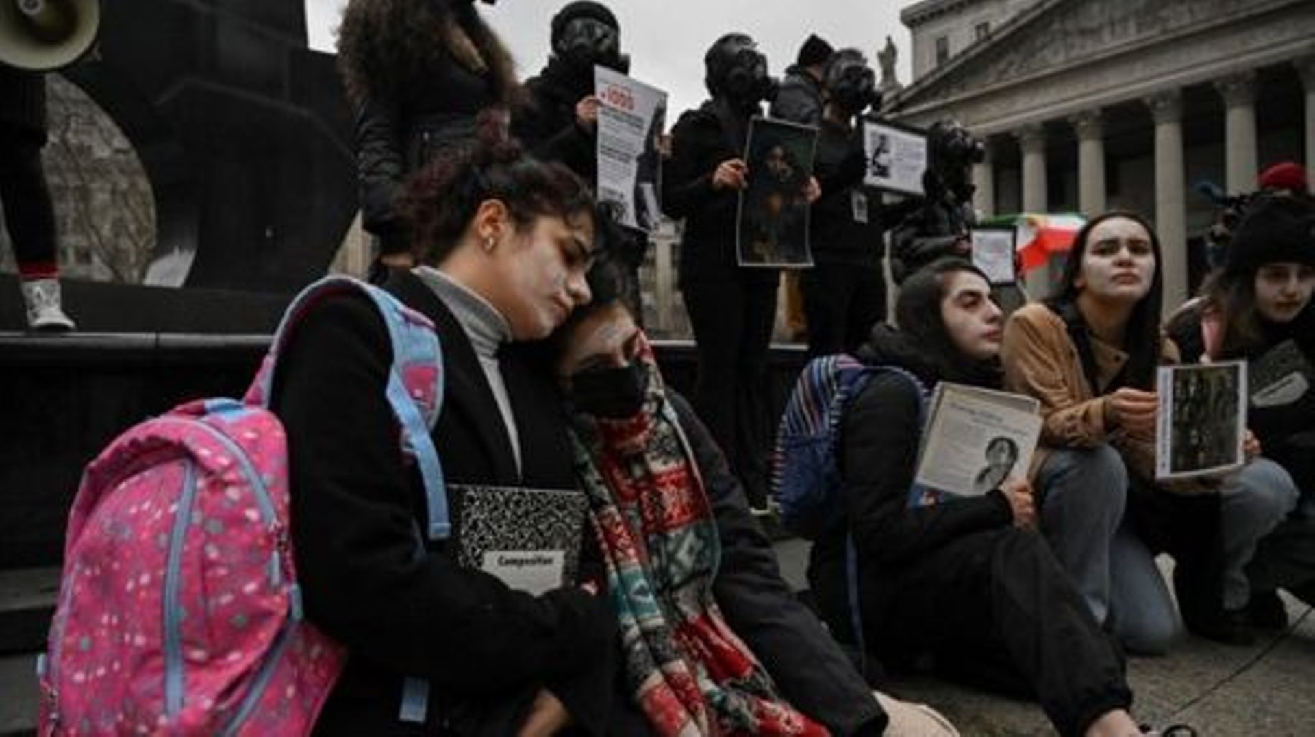 Des activistes du groupe Woman Life Freedom, un groupe de défense des droits des femmes iraniennes basé à New York, participent à un rassemblement condamnant l'empoisonnement massif d'étudiantes iraniennes, à New York, le 11 mars 2023.