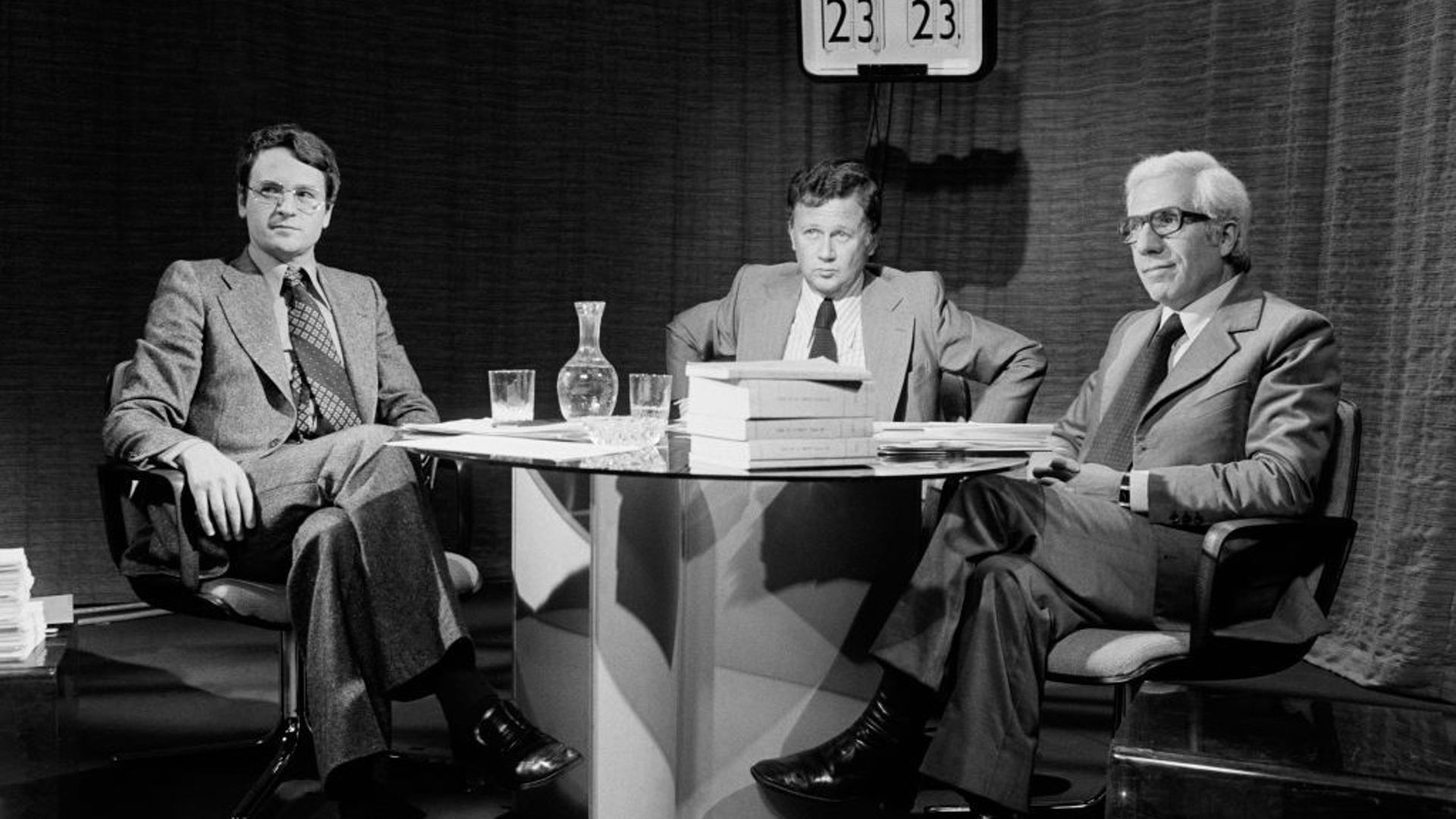 Philippe Bouvard reçoit Monsieur Sécurité routière Christian Gérondeau et Maître Charles Liebman dans son émission "L'Huile sur le feu" le 6 décembre 1976 à Paris, France.