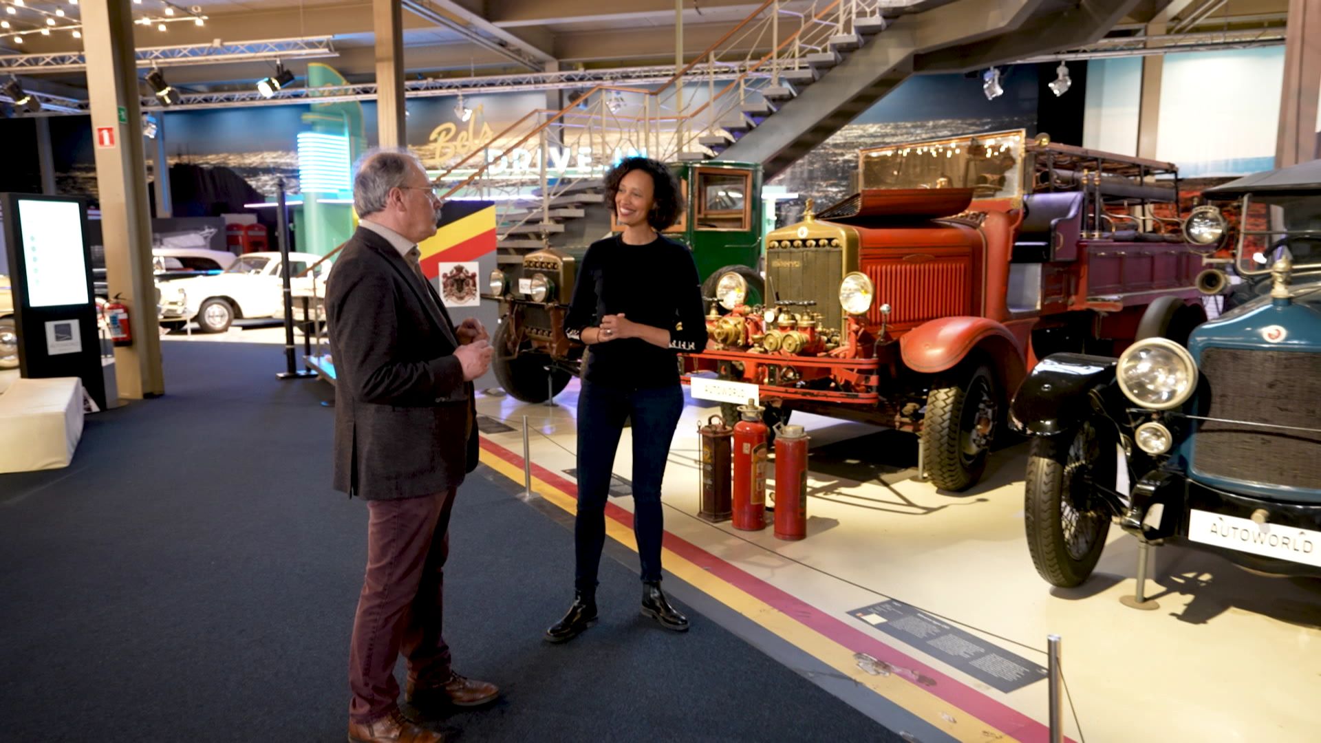 Nathalie Guirma au musée Autoworld à Bruxelles qui possède l’une des plus belles collections de véhicules anciens au monde. Rencontre avec Leo Van Oryck, muséologue 