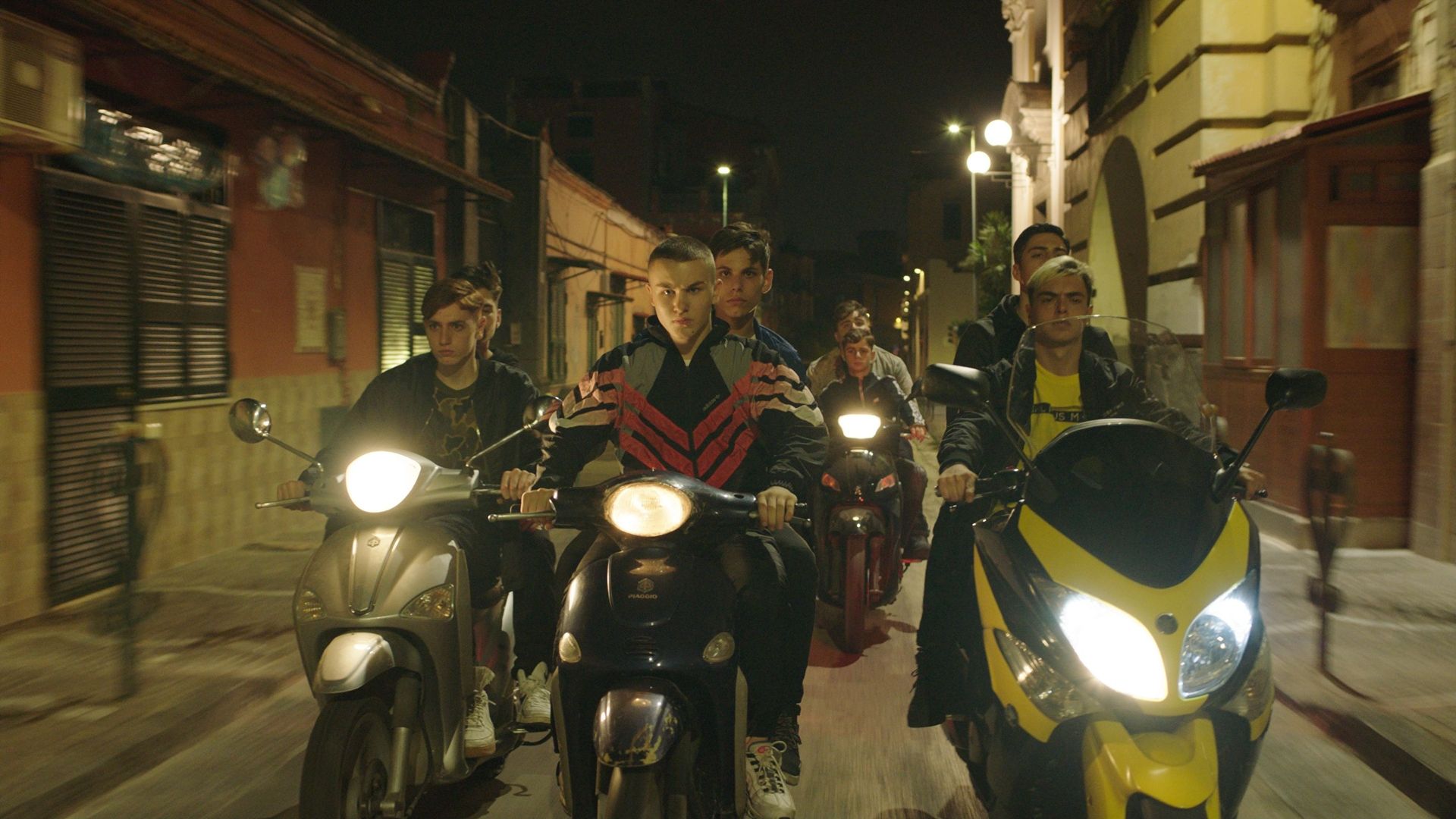 ‘I Piranha’: una banda di adolescenti che terrorizza le strade di Napoli