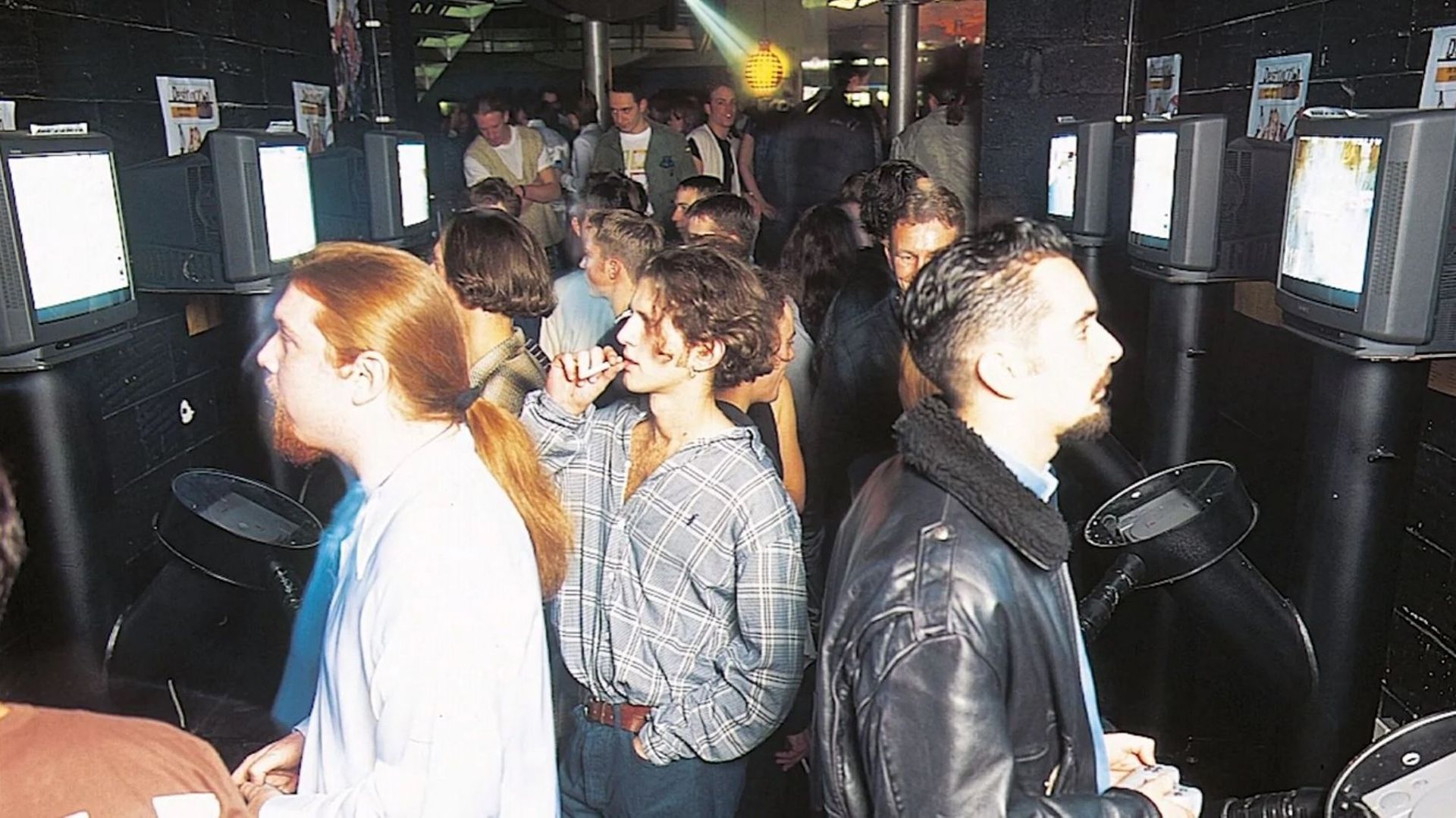 Chemise ouverte et pixel en or qui brille, au Ministry of Sound de Londres au milieu des 90's 
