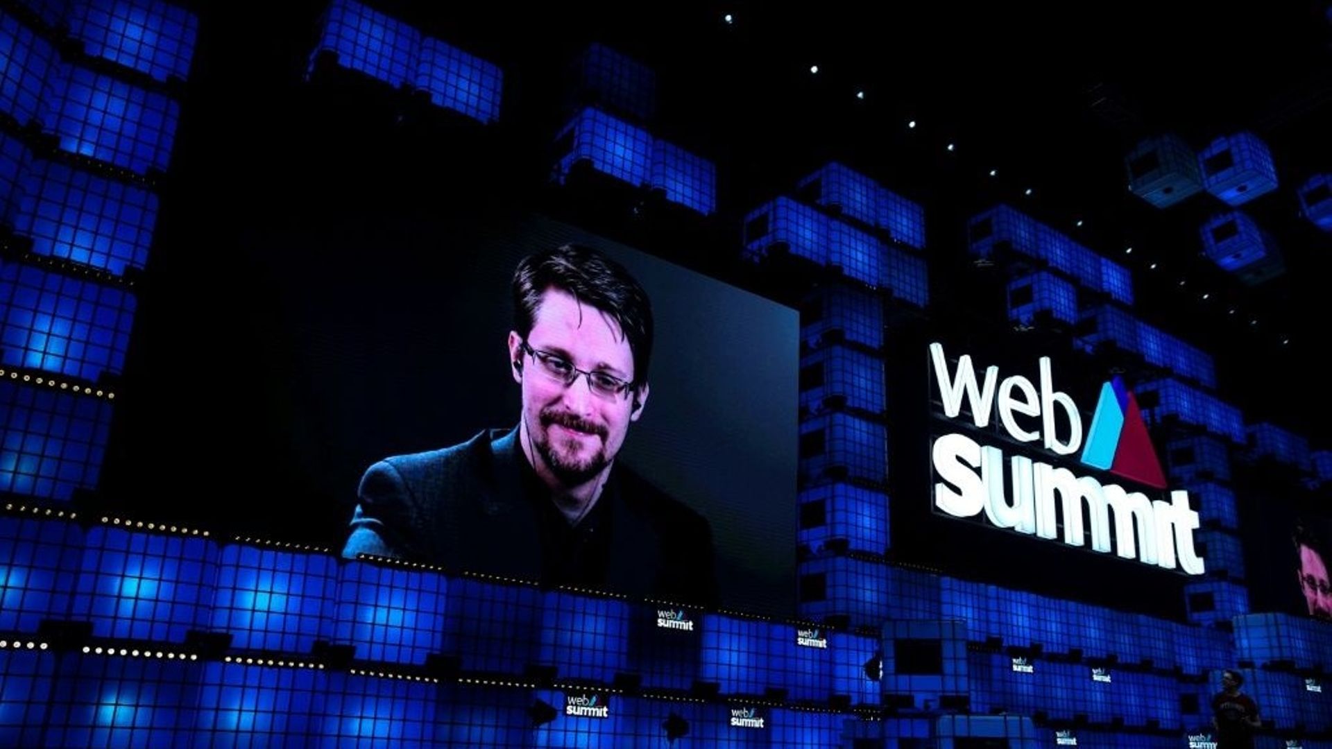 Le lanceur d'alerte américain Edward Snowden en visioconférence lors du Web Summit en novembre 2019 à Lisbonne.