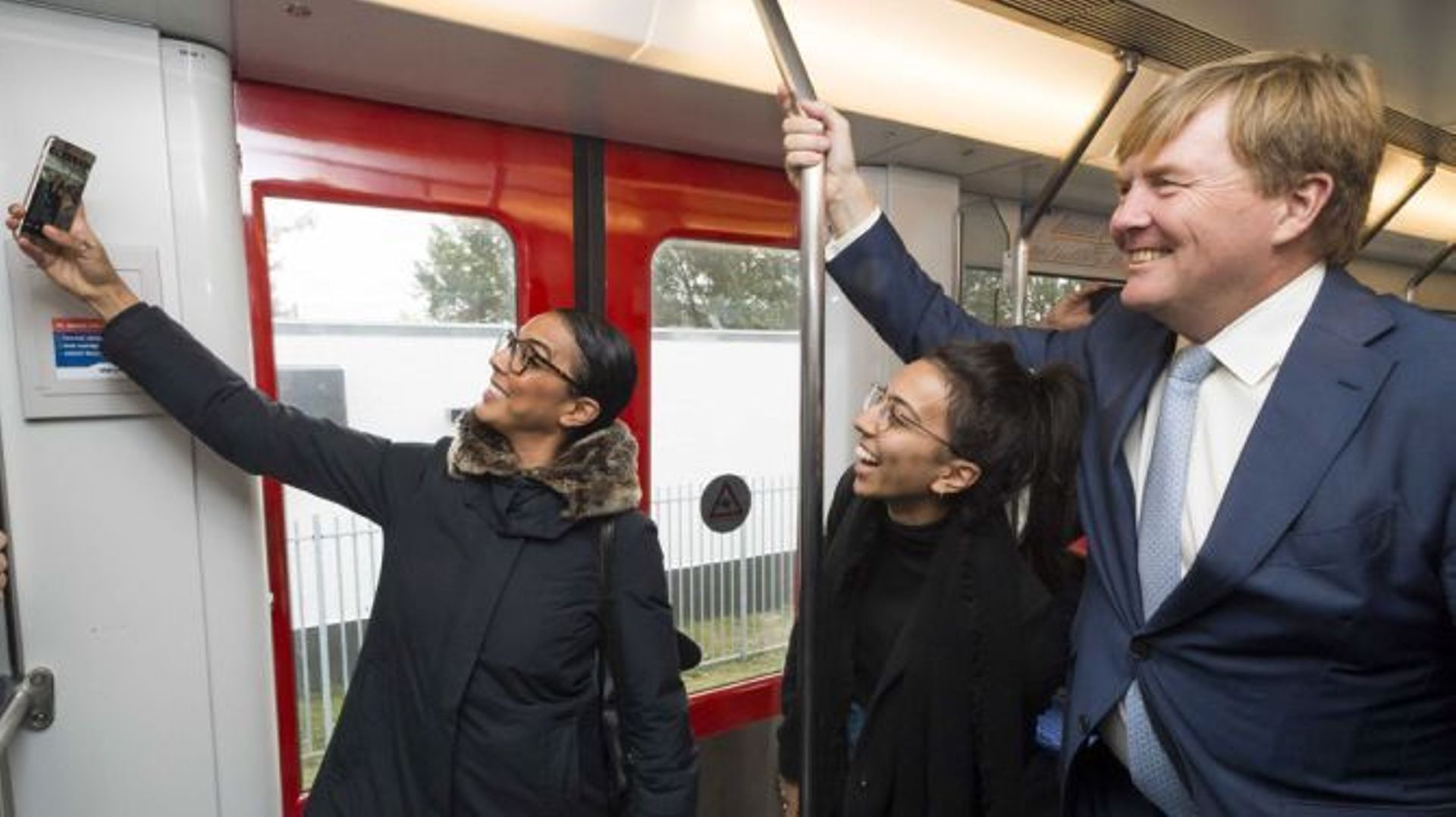 Pays-Bas: le roi Willem-Alexander prend le métro
