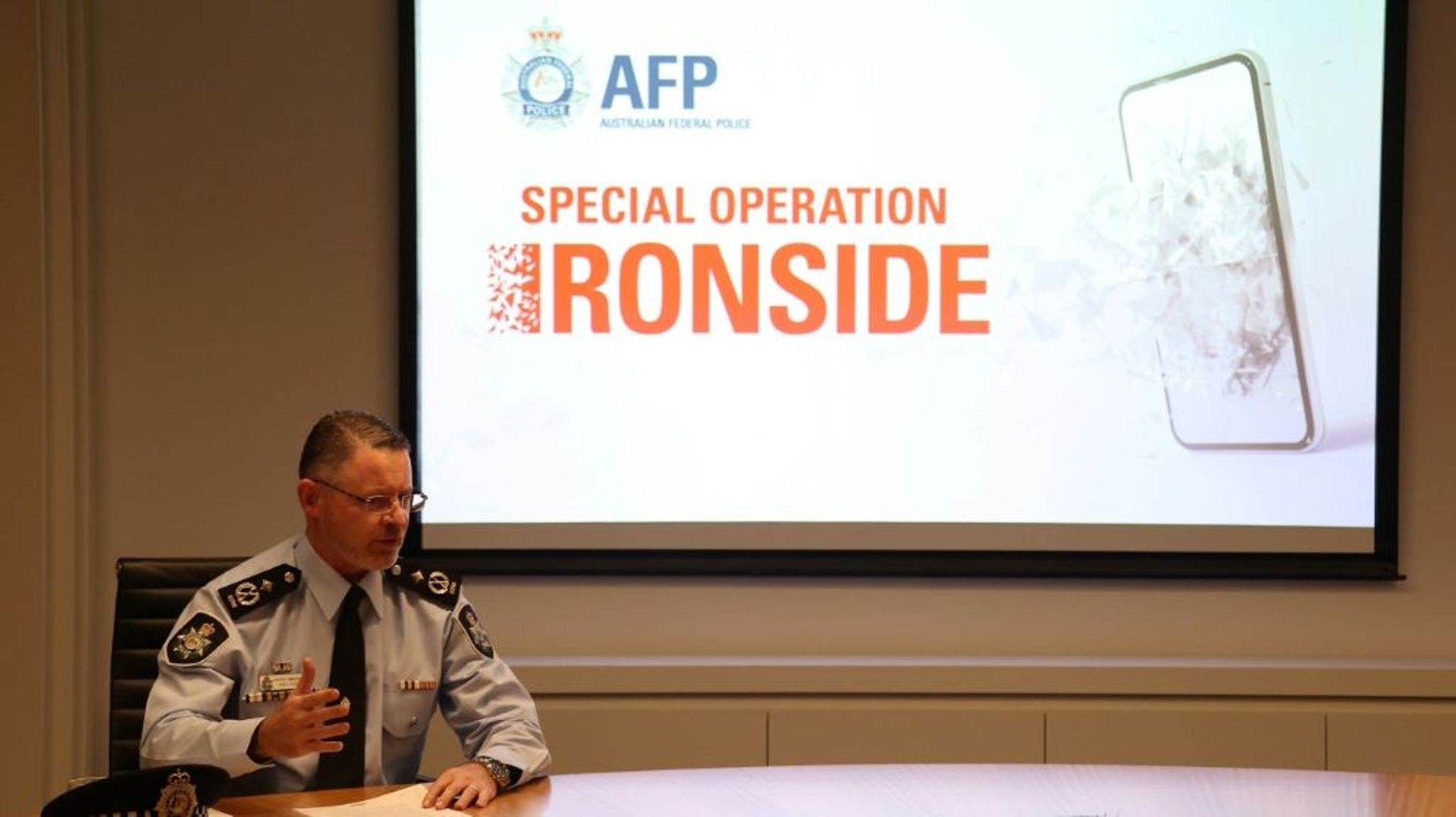Le chef adjoint de la police australienne Nigel Ryan explique l'opération lors d'une conférence de presse, le 8 juin 2021 à Sydney