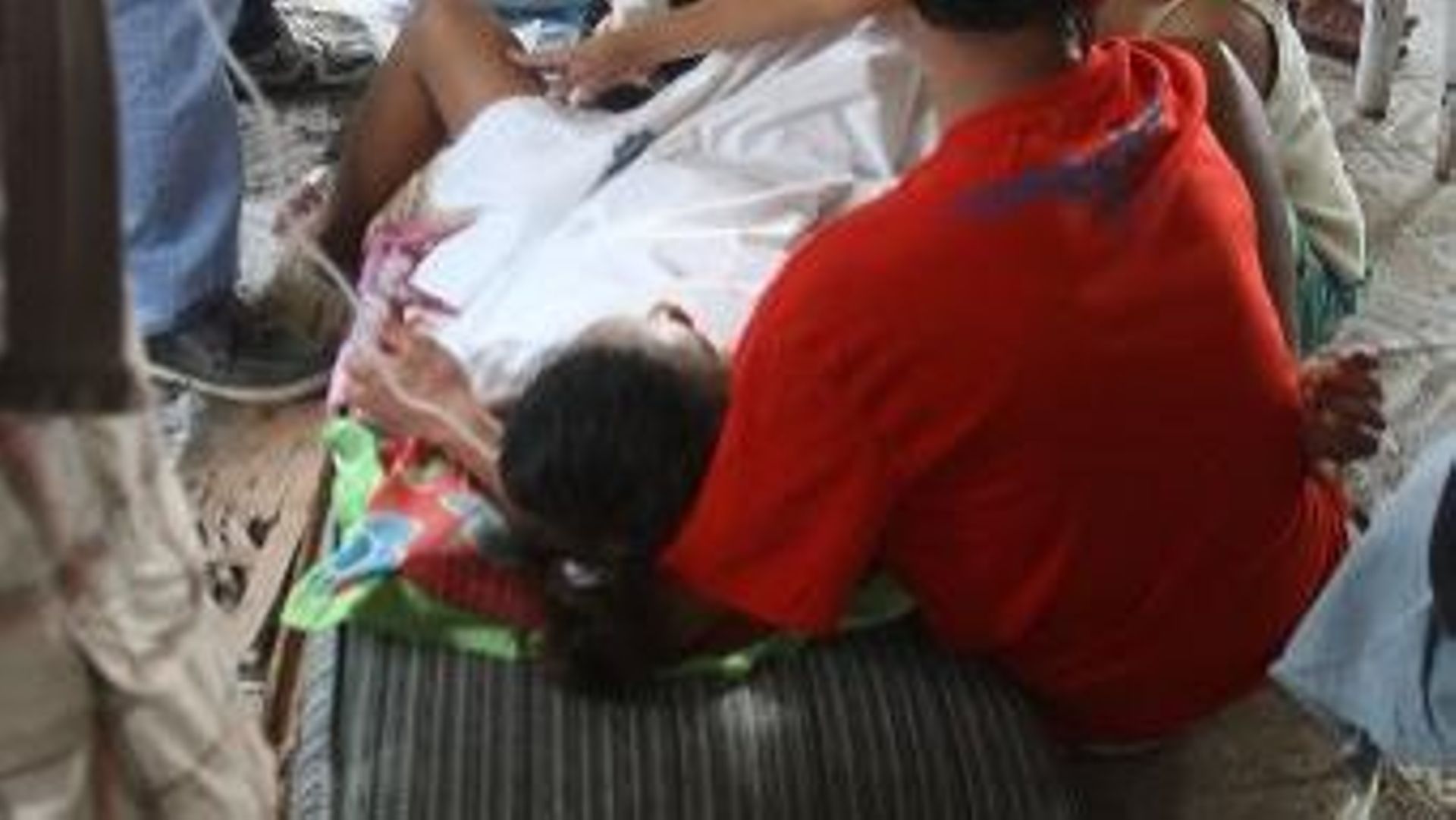 Emily Sagalis donne naissance à une petite fille dans un bâtiment de l'aéroport de Tacloban, ville touchée par le typhone, le 11 novembre 2013