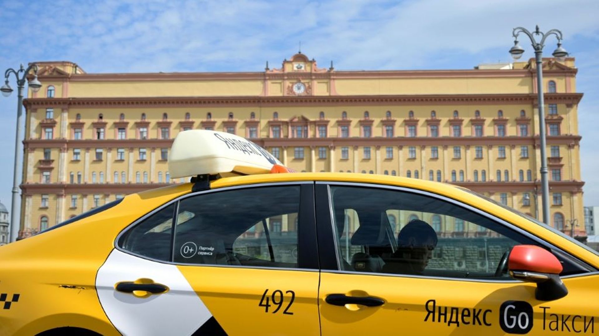 Un taxi devant le siège des services fédéraux de sécurité russes (FSB), dans le centre de Moscou, le 12 mai 2022