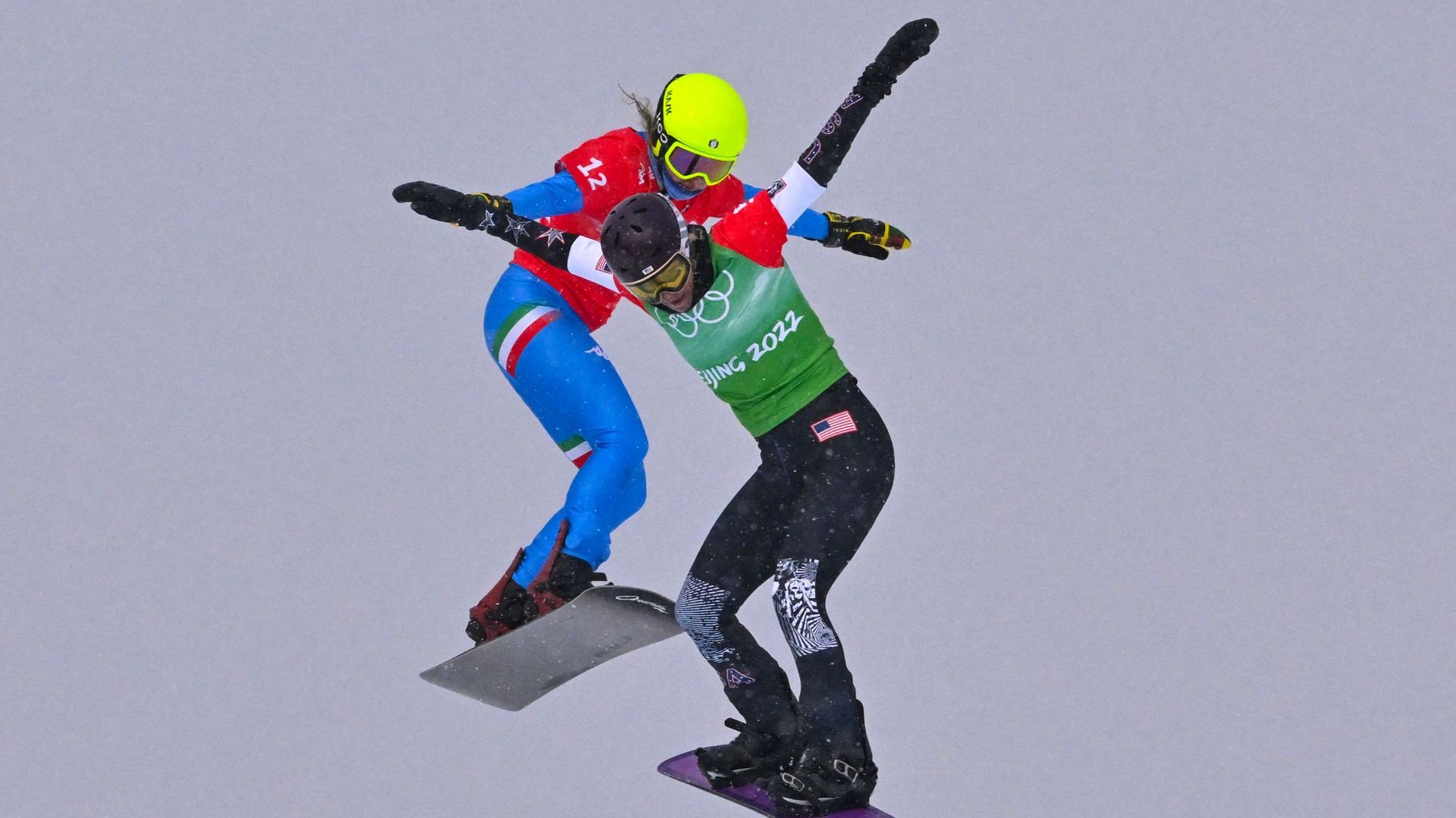 Trois jours après avoir décroché le titre olympique individuel, la snowboardeuse américaine Lindsey Jacobellis s’est offert une seconde médaille d’or grâce à l’épreuve mixte, associée au vétéran Nick Baumgartner (40 ans), samedi aux Jeux Olympiques de Pék