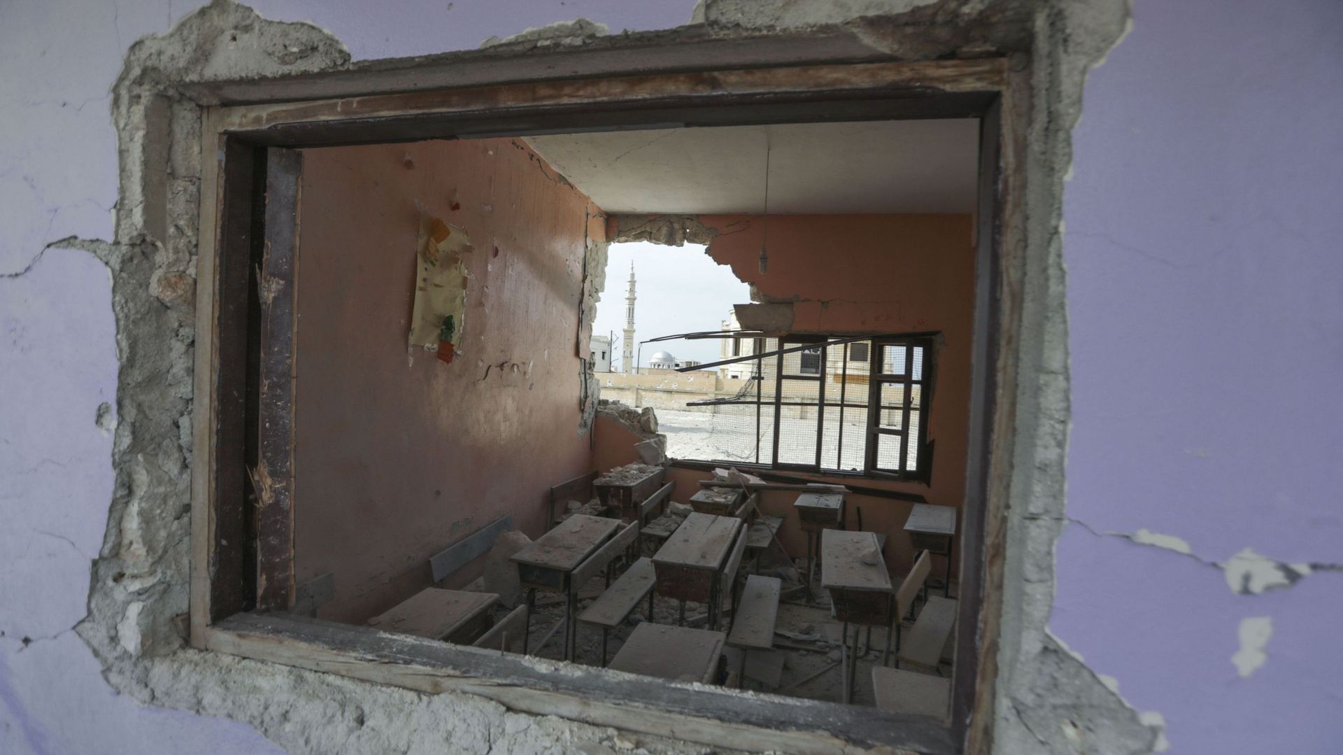 Une photo prise le 3 mai 2020 montre une salle de classe couverte de gravats dans un bâtiment scolaire endommagé à al-Nayrab, un village syrien ravagé par les bombardements des forces pro-gouvernementales près de l’autoroute stratégique M4, dans le nord-o
