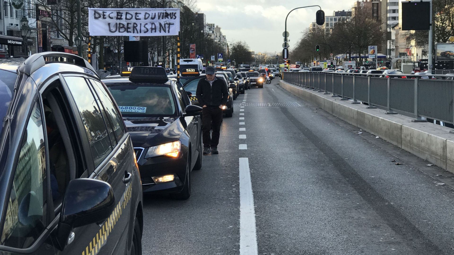Bruxelles: les taxis manifestent en un cortège funèbre symbolique ce mardi