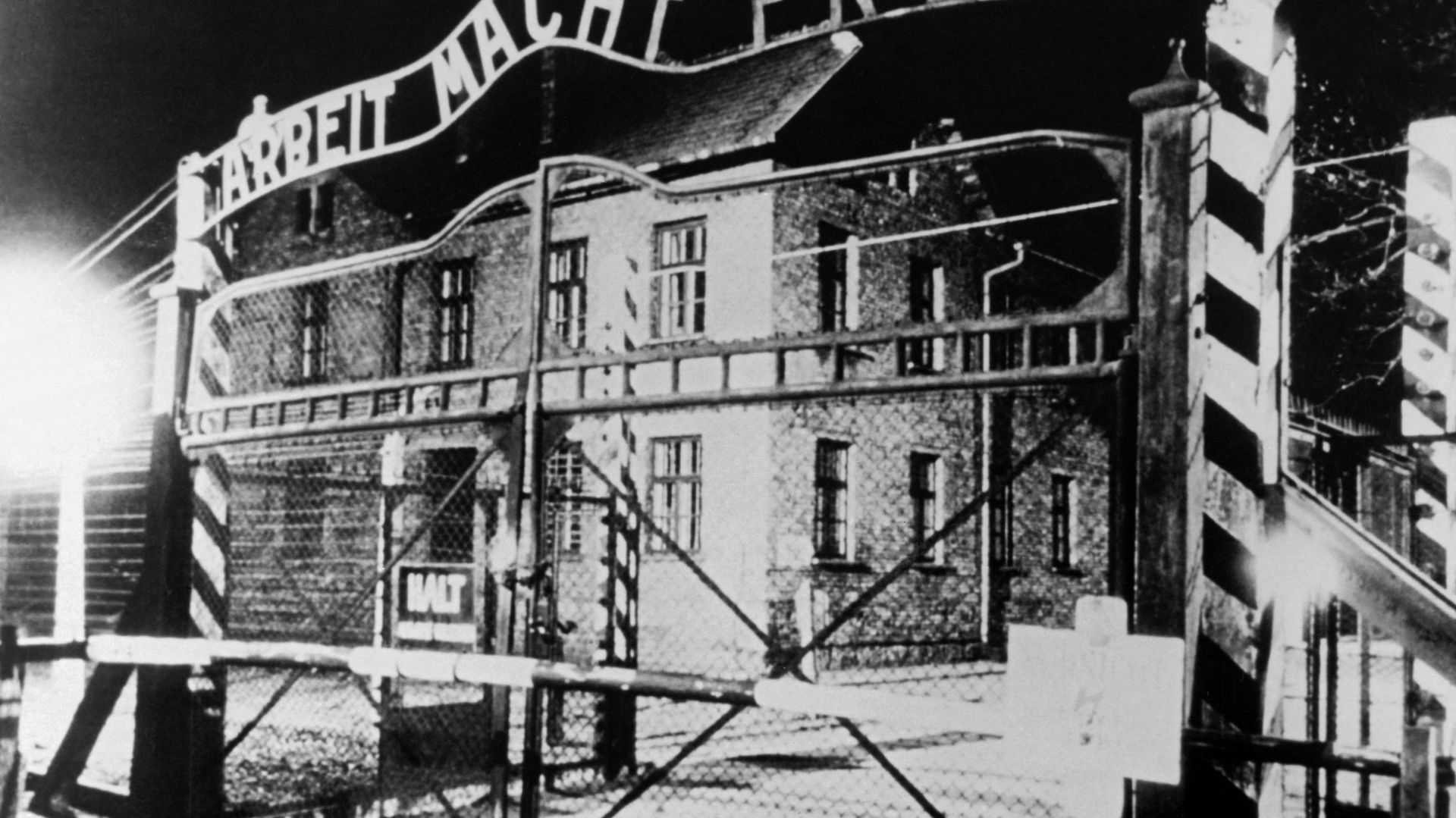 L'entrée du camp de concentration d'Auschwitz, photographié en janvier 1945 après sa libération.