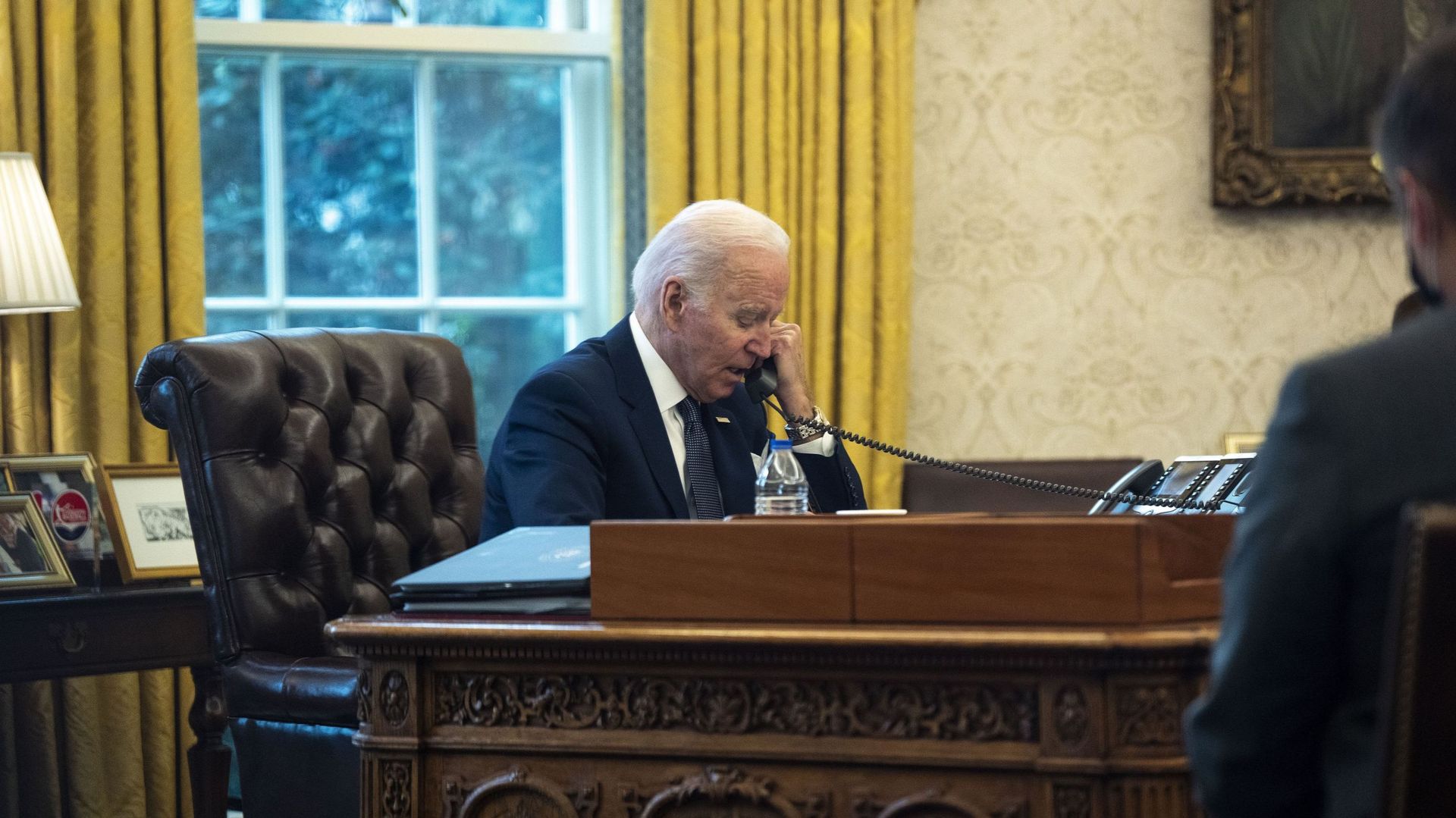 Le président Biden s'entretient avec le président ukrainien Zelensky lors d'un appel dans le bureau ovale.