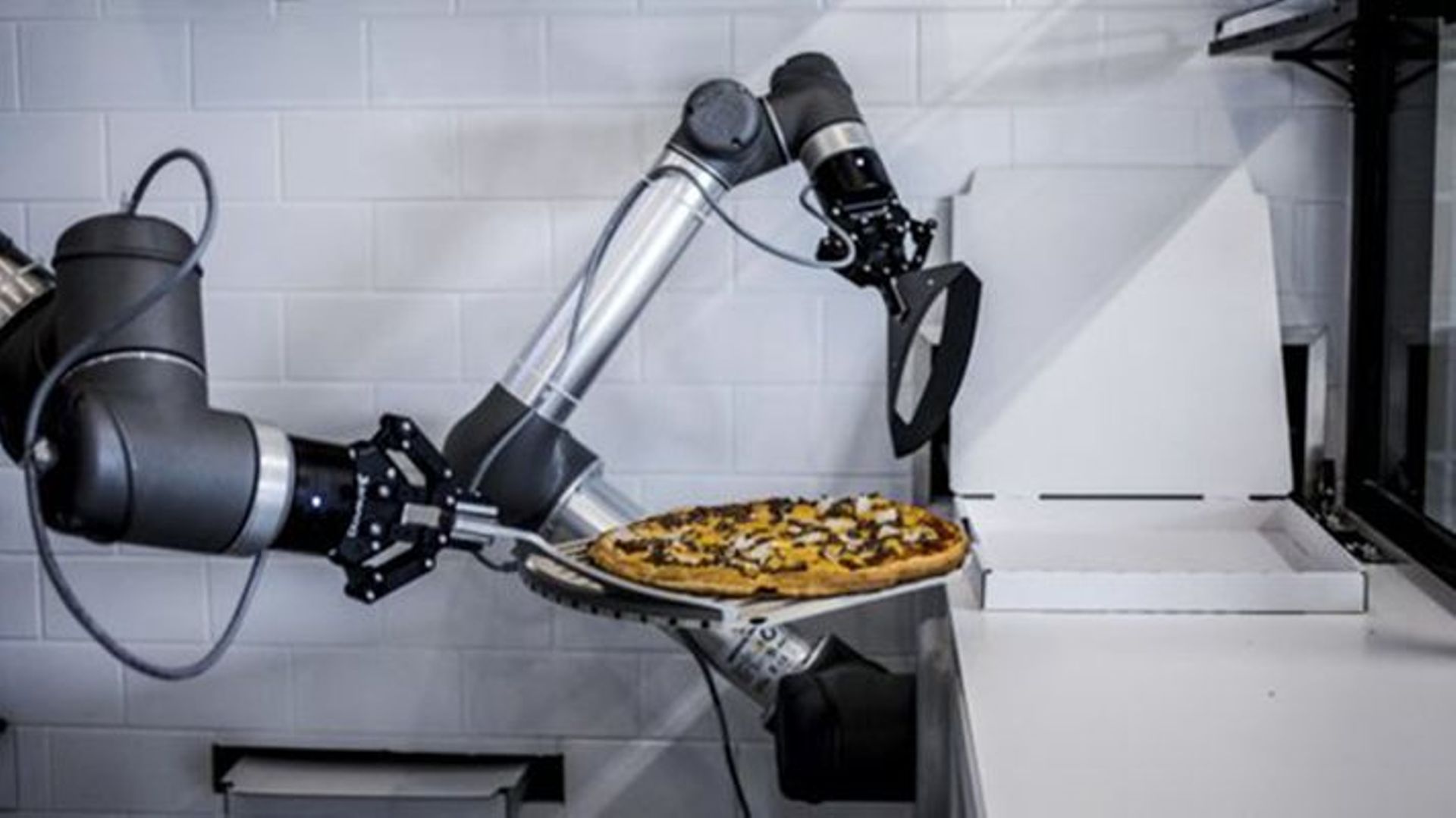 le-pizzaiolo-robotise-pazzi-se-lancera-en-public-en-septembre