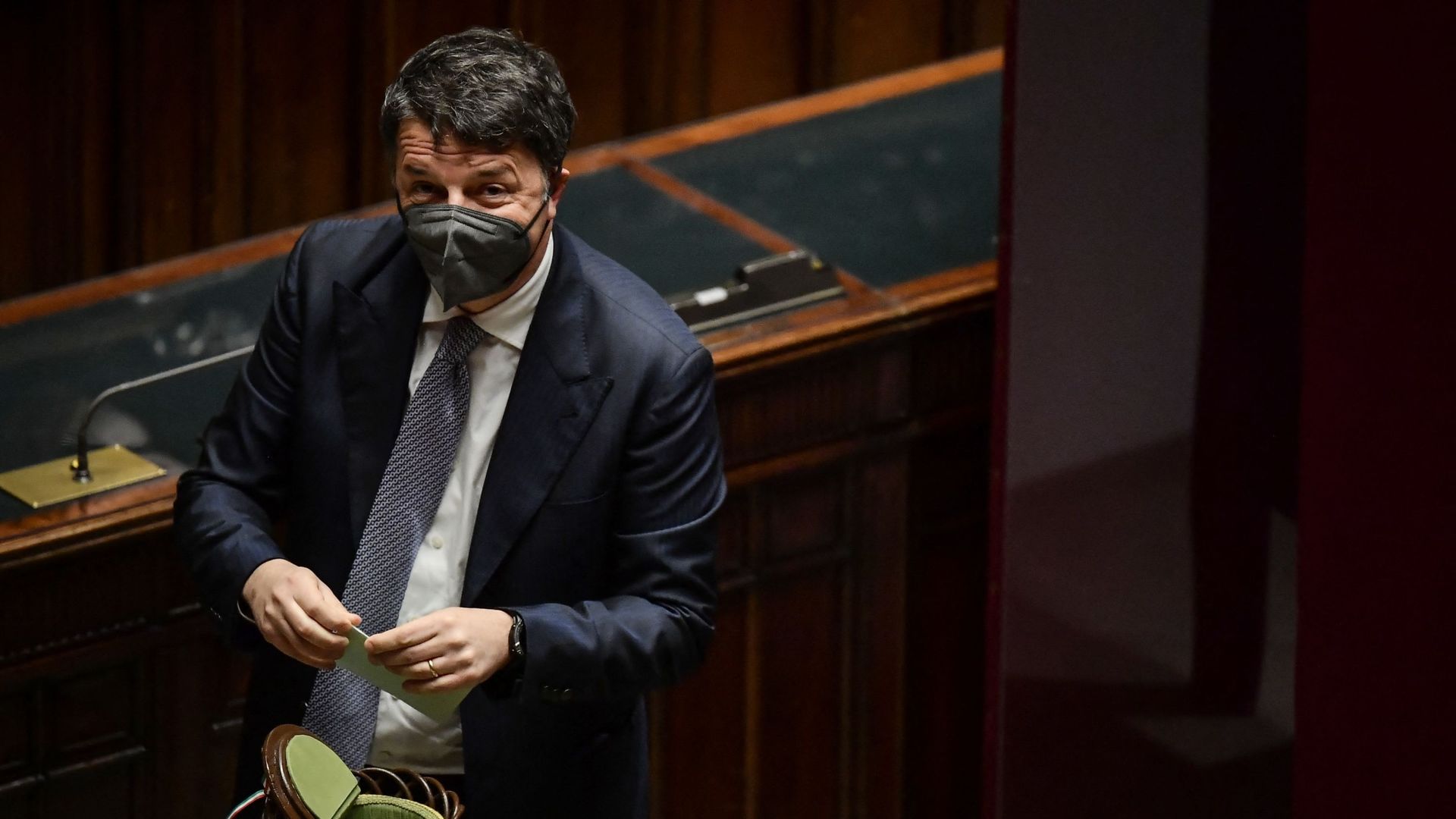 Le législateur italien Matteo Renzi se prépare à voter lors du sixième tour de scrutin pour l'élection du nouveau président de l'Italie, le 28 janvier 2022, au Parlement de Rome