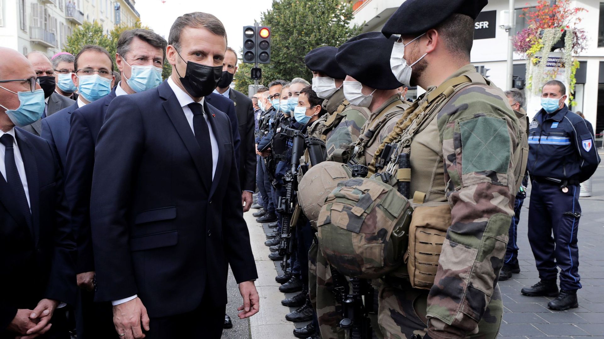 Suite à l'attaque à Nice, Macron dénonce l'attaque et renforce la sécurité au "niveau attentat"