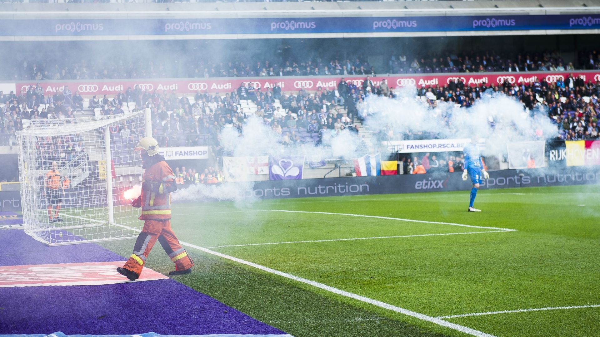 Les Supporters Danderlecht Mettent Le Feu Aux Tribunes Du Stade Constant Vanden Stock Rtbfbe 0516