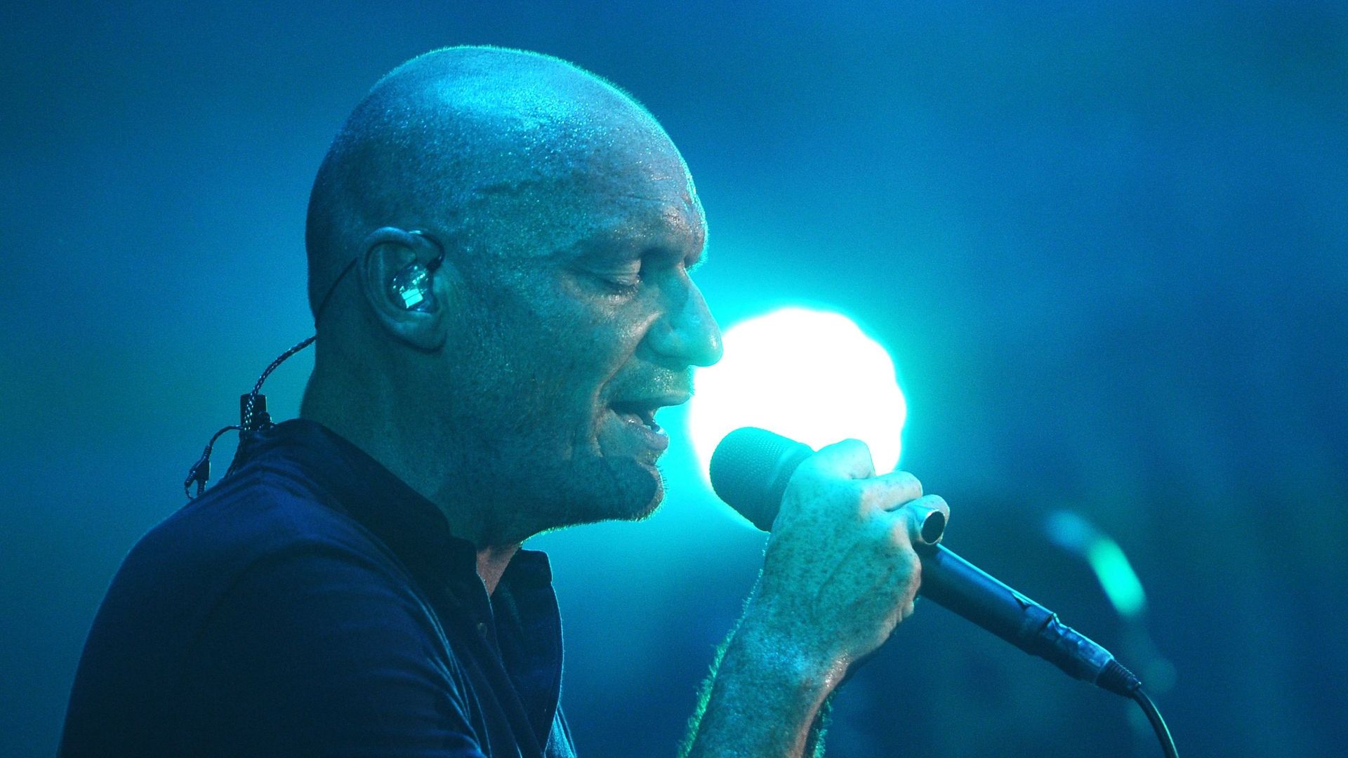 En 2008, l'ancien chanteur de Louise Attaque avait déjà participé à "Bleu pétrole", le douzième et dernier album de Bashung