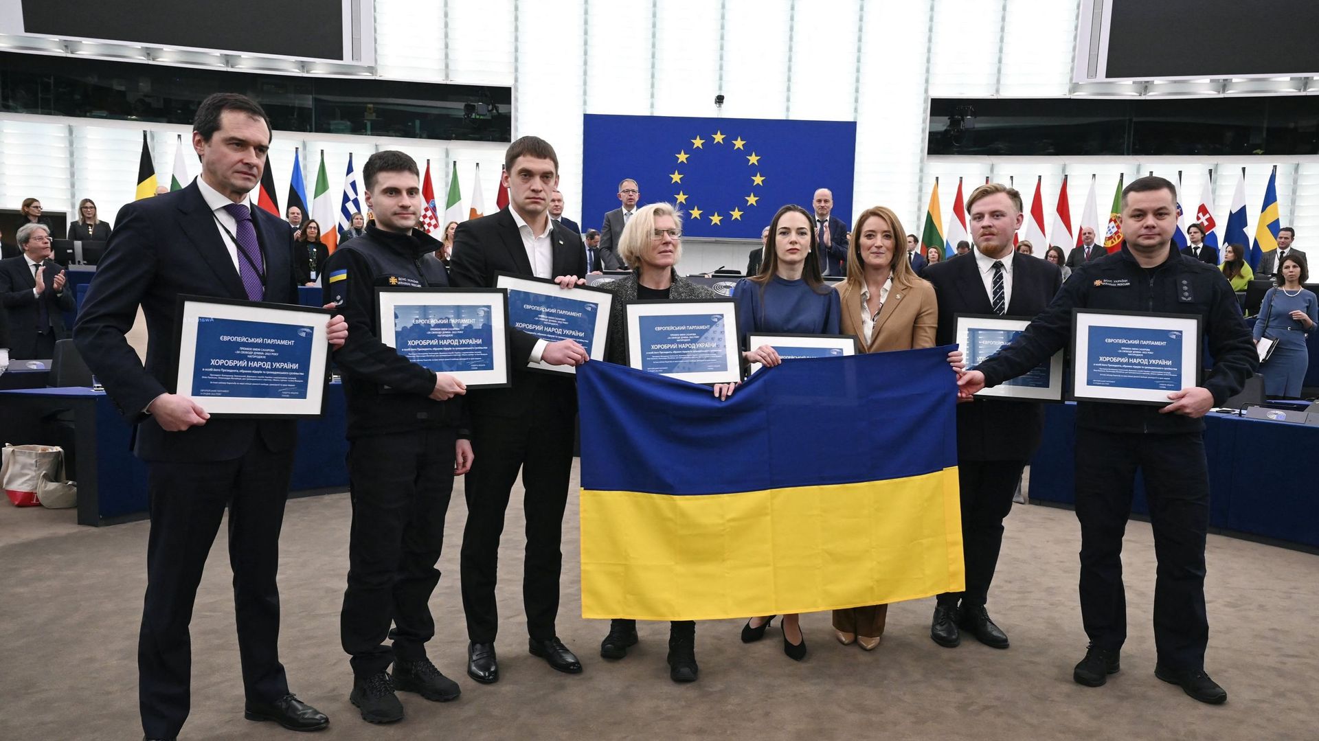 Les représentants du peuple ukrainien (de gauche à droite), le chef de la mission de l’Ukraine auprès de l’UE Vsevolod Chentsov, les services d’urgence de l’Ukraine Stanislav Kulykivskyi, le maire de la ville ukrainienne de Melitopol Ivan Fedorov, le fond
