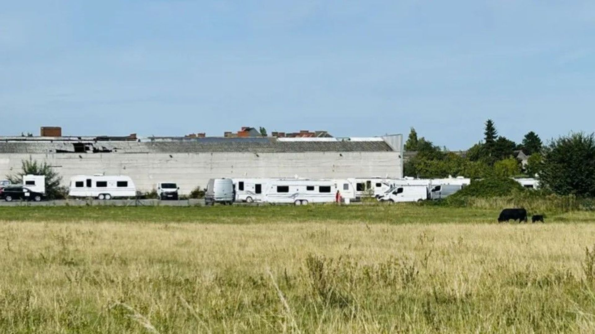 Caravanes installées sur un terrain privé à Boussu : en attendant une décision de justice, les autorités invitent toutes les parties à garder leur calme – RTBF Actus