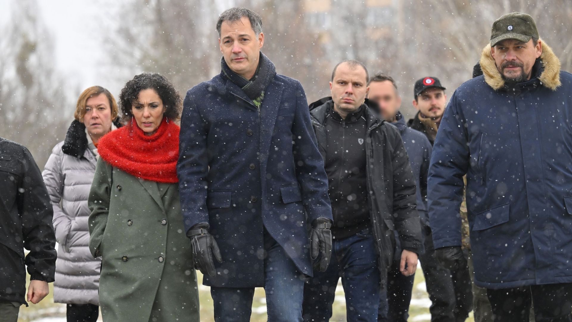 La ministre des Affaires étrangères Hadja Lahbib et le Premier ministre Alexander De Croo photographiés lors d'une visite à Boutcha, dans la banlieue de Kiev, au deuxième jour d'une visite en Ukraine, le dimanche 27 novembre 2022.