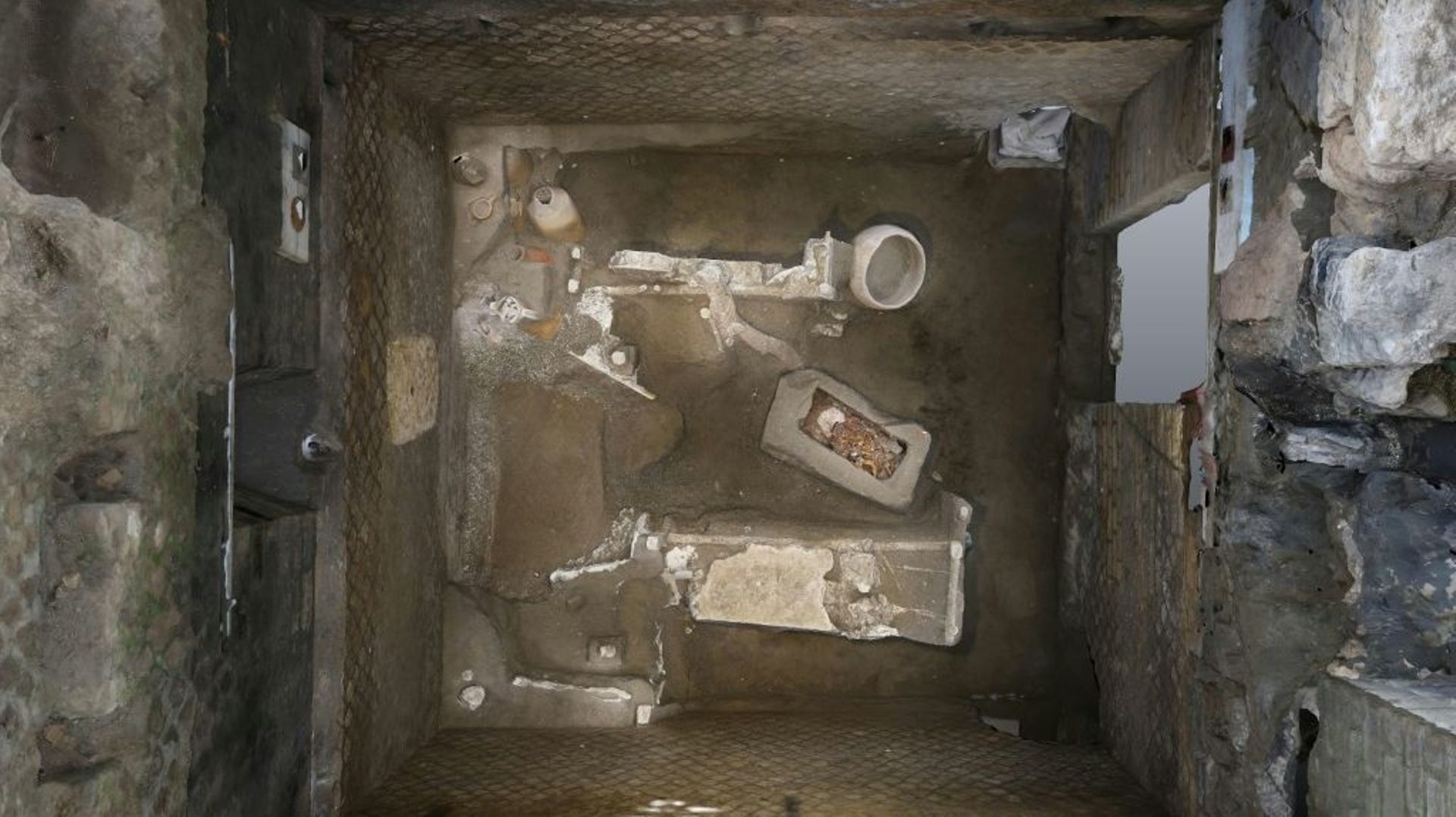 Photo remise le 6 novembre 2021 par le parc archéologique de Pompéi de la "chambre d'esclaves", exceptionnellement bien préservée