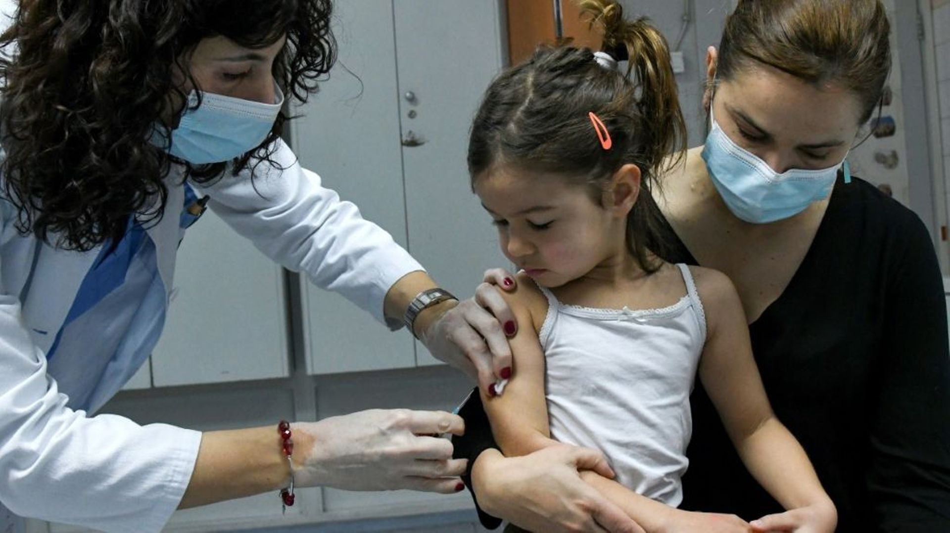 Une fillette se fait vacciner contre la rougeole à Podgorica, au Montenegro, le 16 février 2020