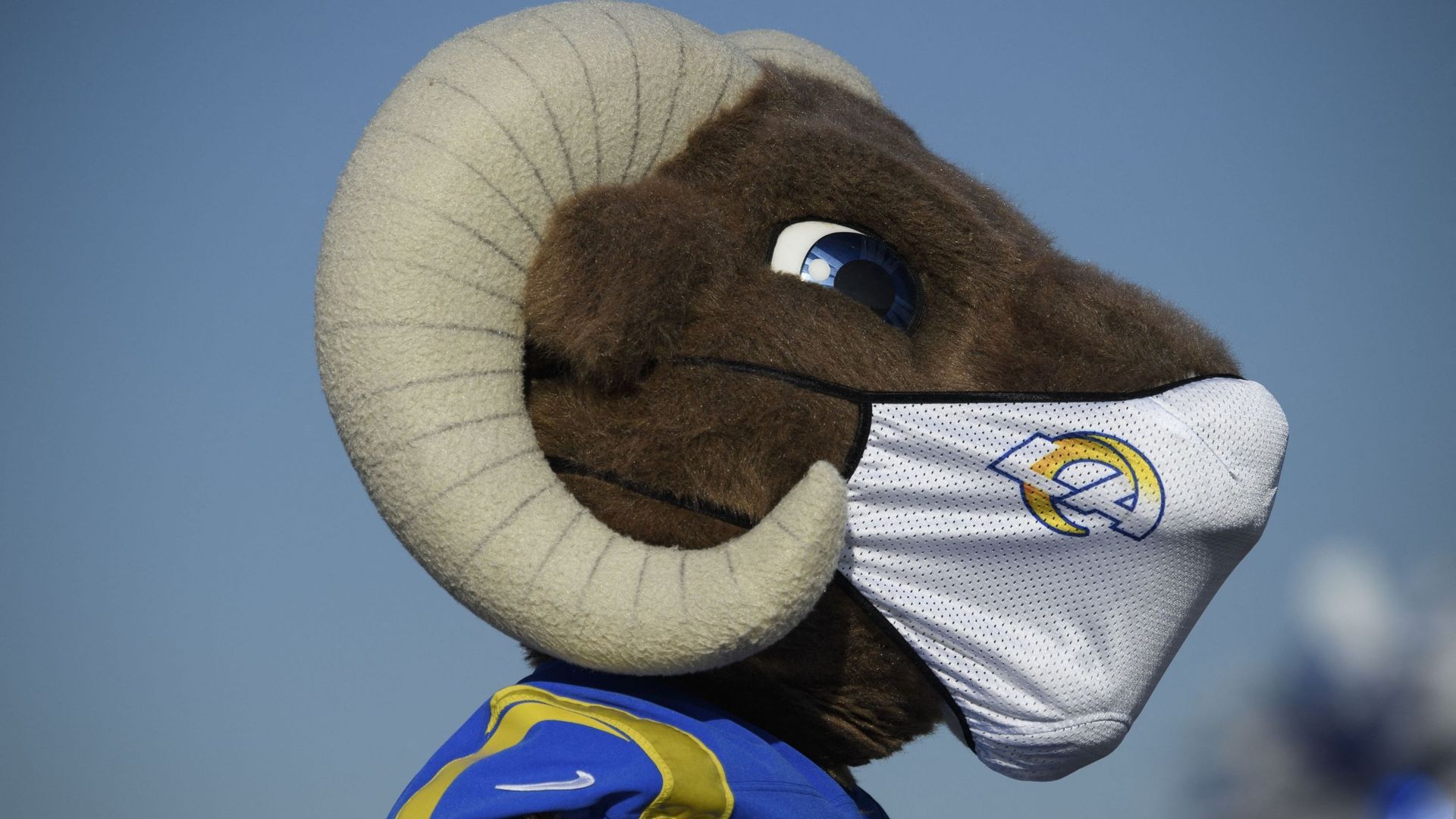 Deux joueurs des Los Angeles Rams font partie de ceux qui ont été testés positifs. La mascotte des Rams porte le masque depuis le début de la pandémie.