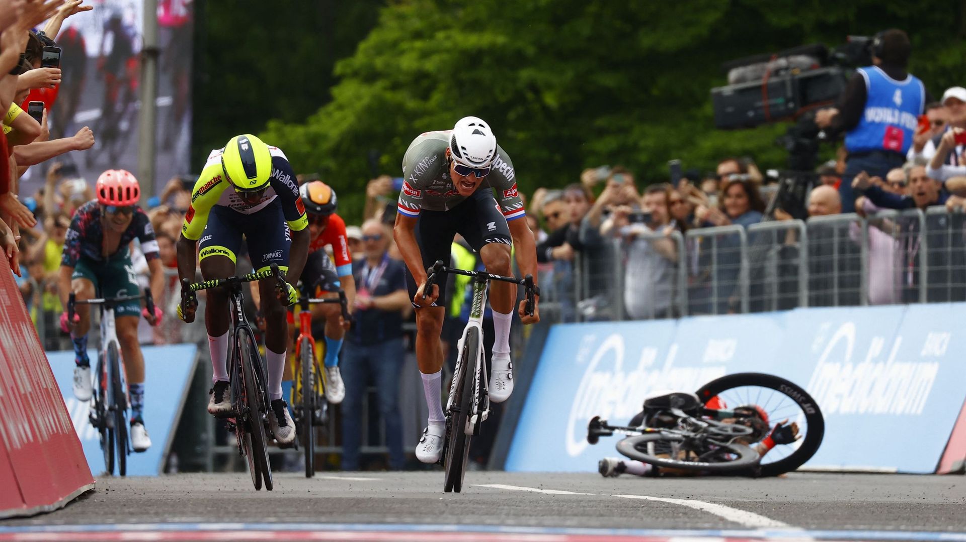 Mathieu van der Poel a remporté la première étape, devenant le maillot rose du Giro.