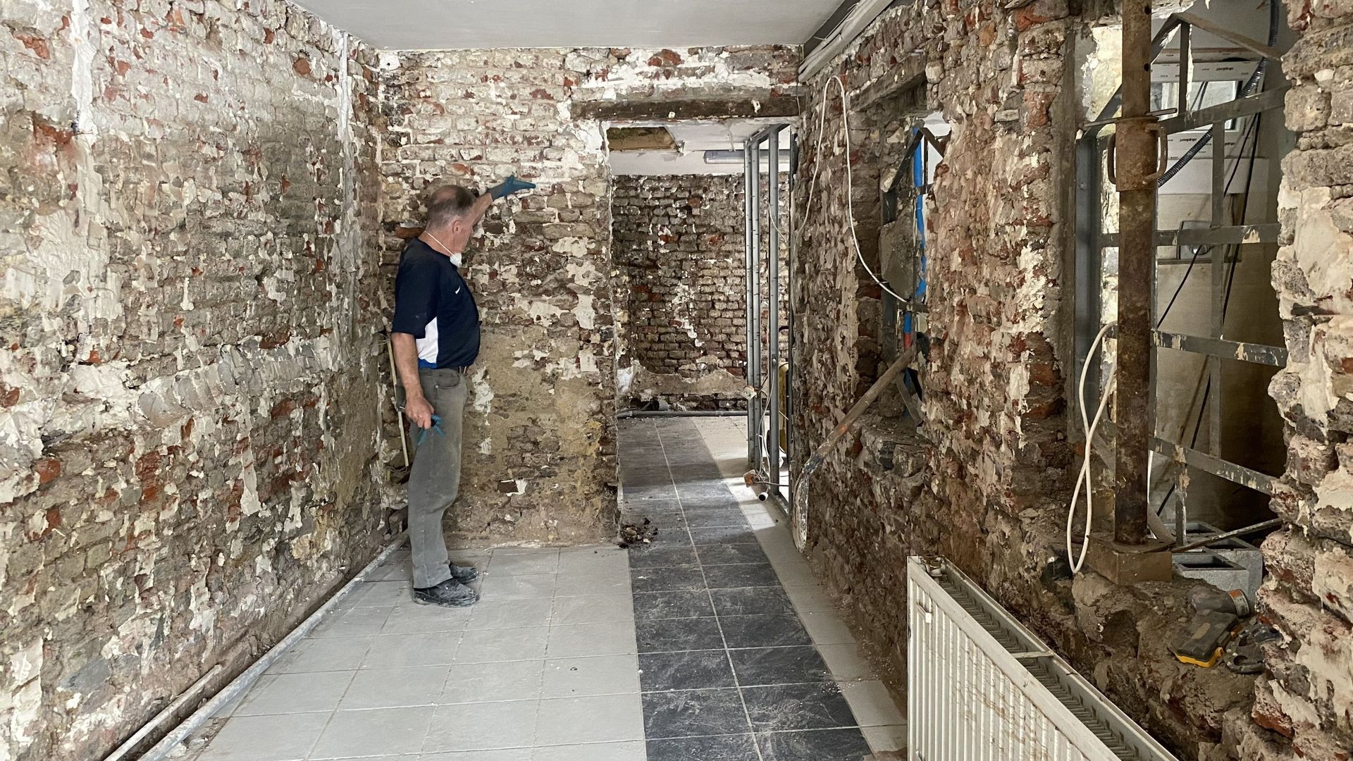 Jean-Luc nous fait visiter les lieux. Le travail a bien avancé mais la tâche est immense.
