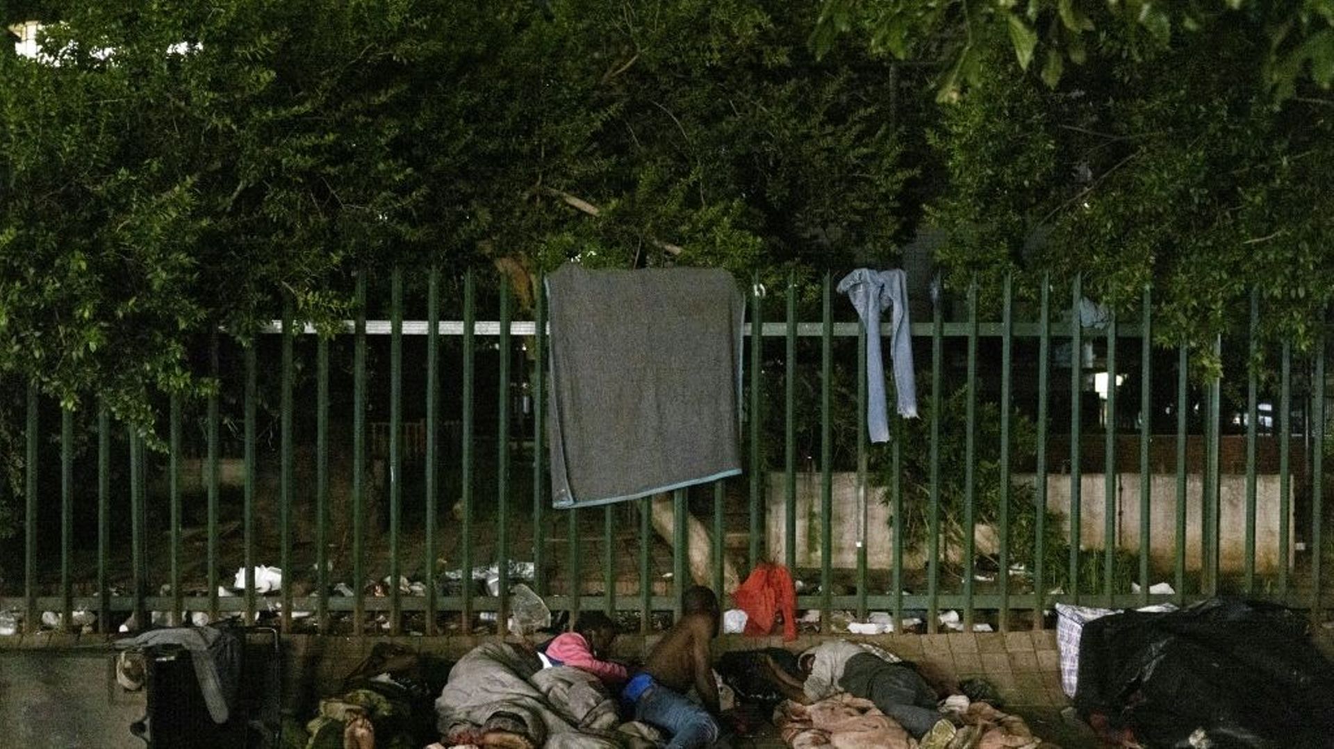 Des sans-abri dorment sur un trottoir du quartier des affaires de Johannesburg, en Afrique du Sud, le 3 février 2022