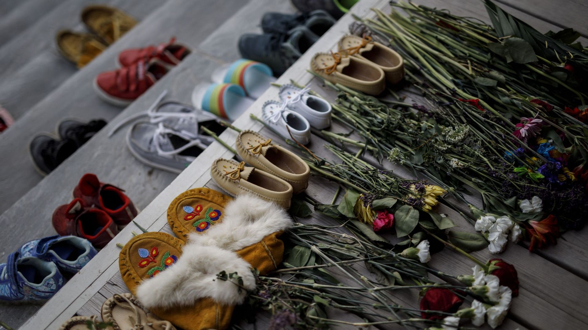 Des paires de chaussure en hommage aux enfants disparus dans les pensionnats.
