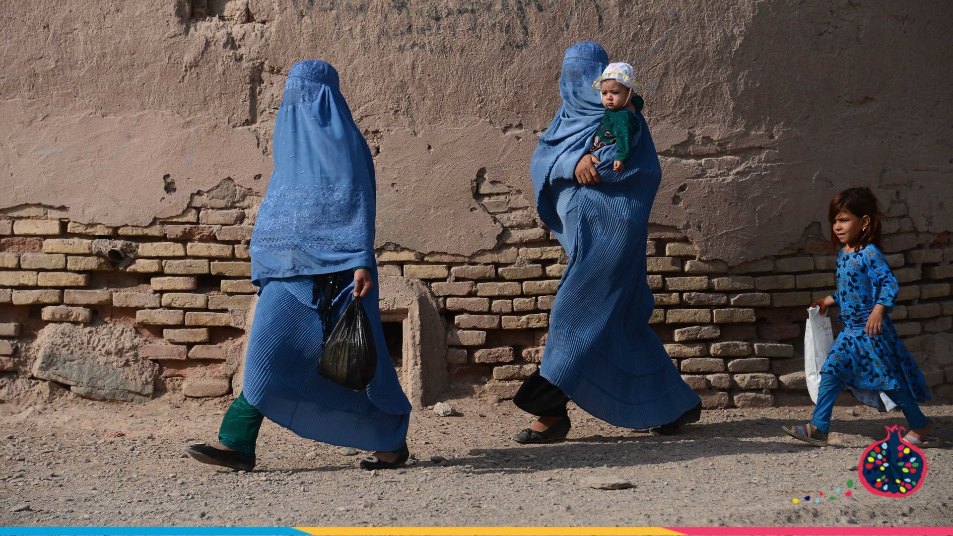 Plusieurs femmes afghanes qui marchent avec leurs enfants dans les vieux quartiers de Herat, 20 septembre 2016.