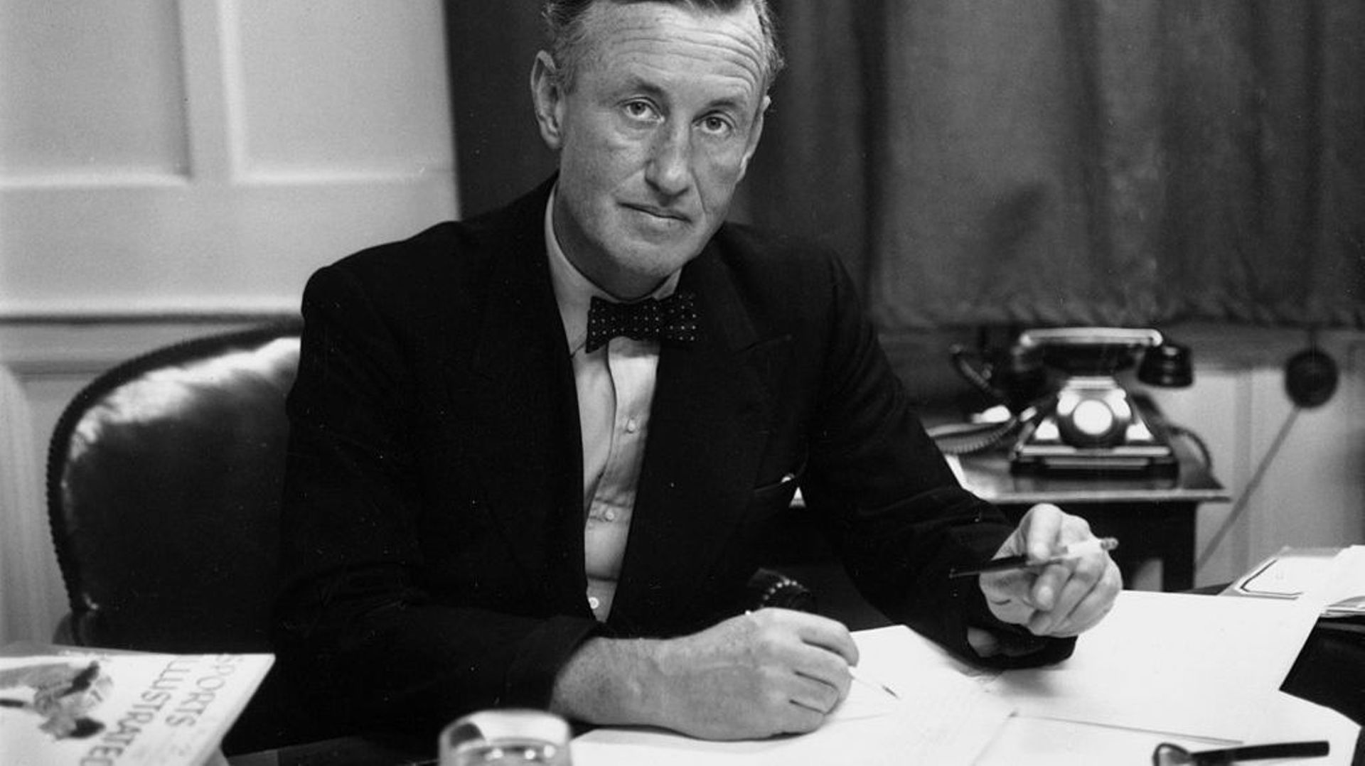 L'auteur de James Bond, Ian Fleming, le 24 mars 1958 dans son bureau, a aussi travaillé pour les services secrets britanniques.