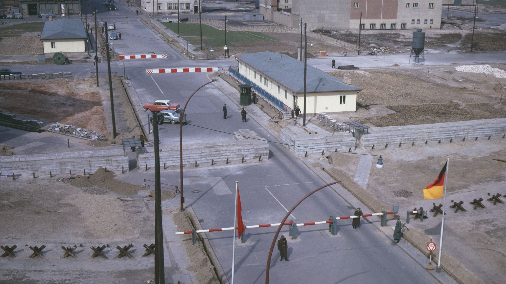 La frontière invisible entre la RDA, communiste, et la RFA, capitaliste, se matérialise le 13 août 1961 : soldats et barbelés sont déployés.