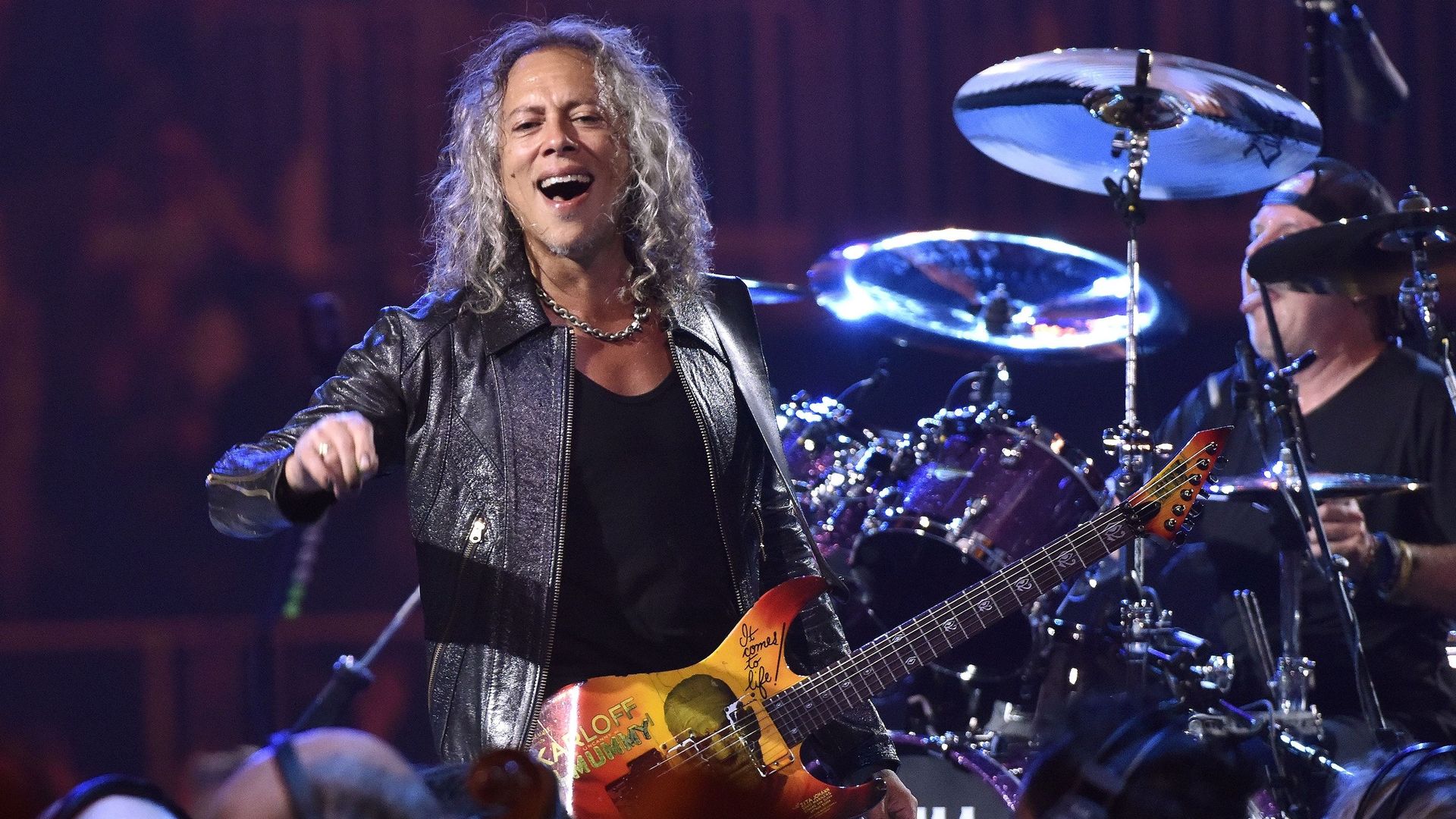 Kirk Hammett et Lars Ulrich de Metallica se produisant lors des concerts "S&M2" à la soirée d’ouverture au Chase Center à San Francisco le 6 septembre 2019.