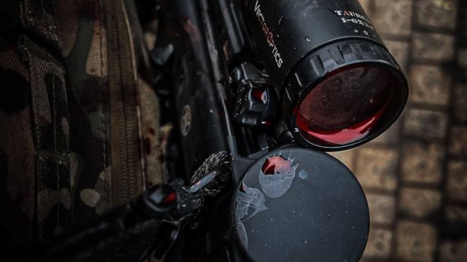 Un fusil semi-automatique FH SCAR équipé d'une lunette de précision aux mains d'un combattant biélorusse.