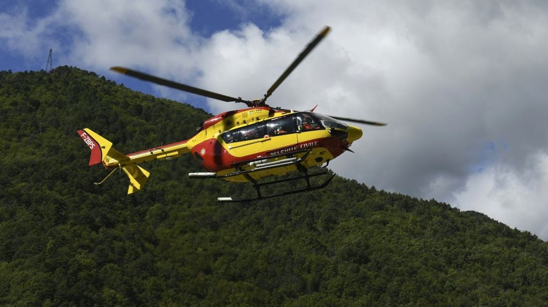 Un hélicoptère de la Sécurité civile évacue une personne blessée de Roquebillière, le 3 octobre 2020
