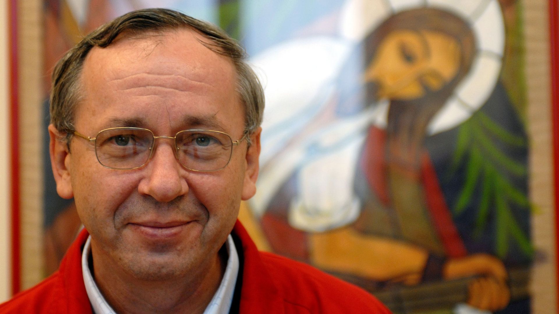 Marko Ivan Rupnik lors de la réalisation d'une fresque pour la façade de la Basilique de Lourdes à Rome, le 16 novembre 2007.