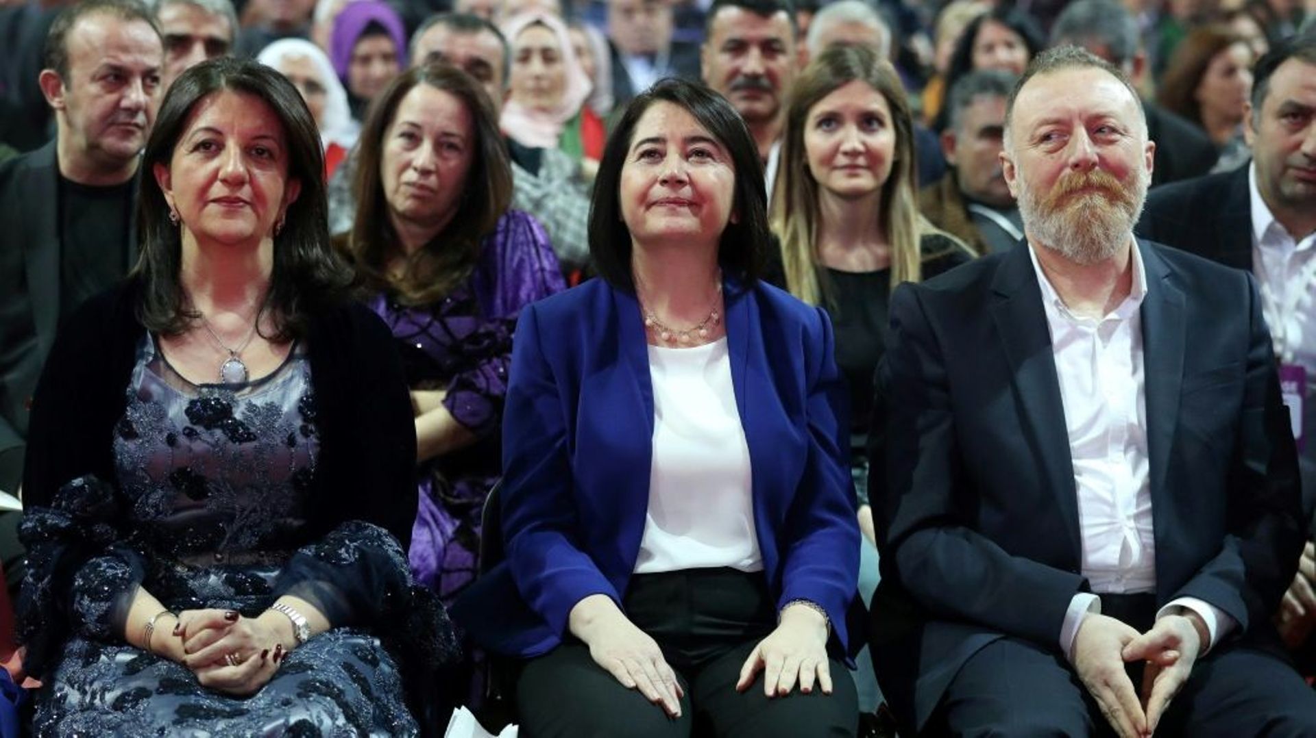 L'ex-coprésidente du parti pro-kurde HDP Serpil Kemalbay (au centre)