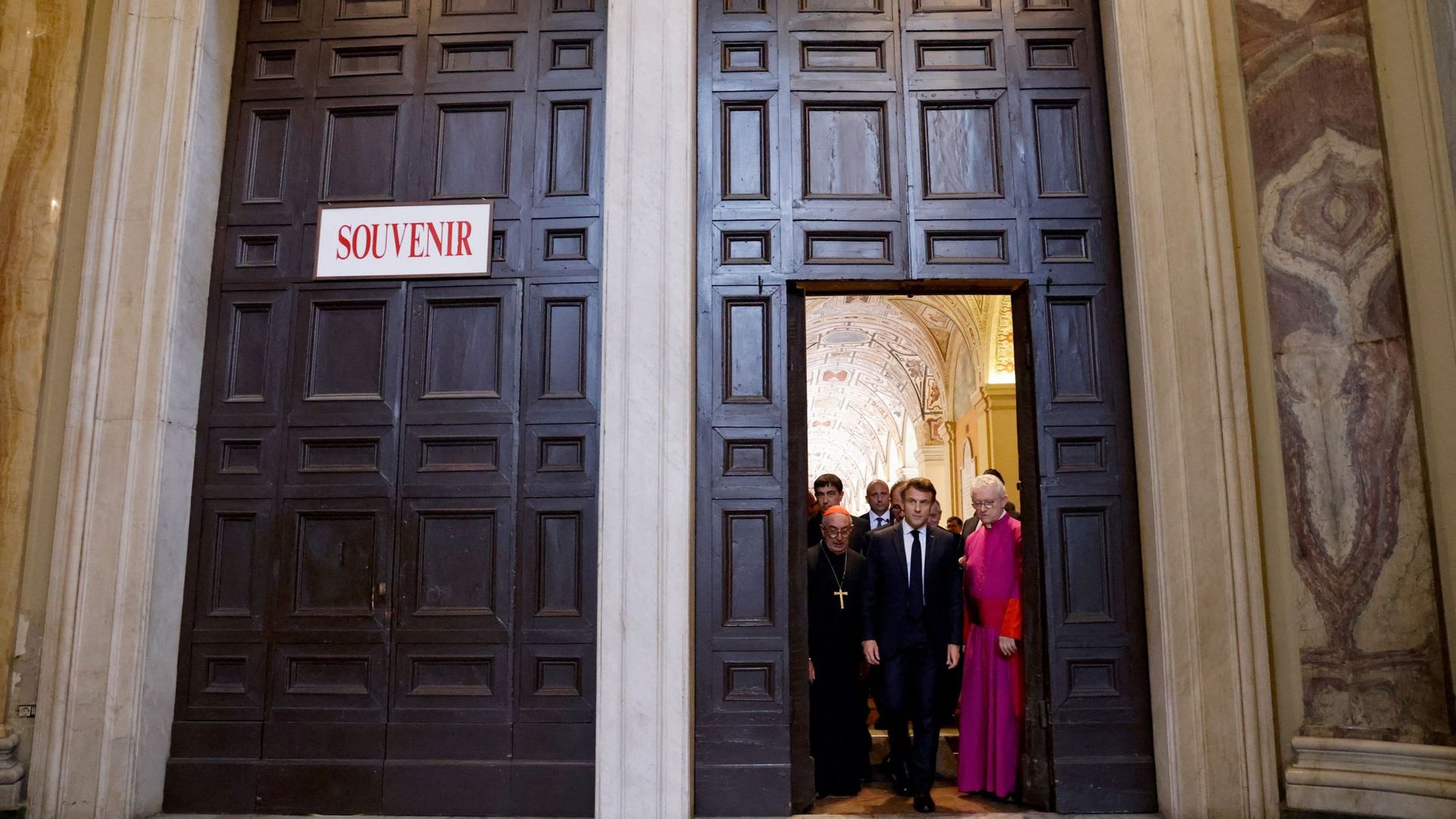Le président français Emmanuel Macron visite l’archibasilique de Saint-Jean-de-Latran à Rome, le 24 octobre 2022, en marge d’une visite en Italie et au Vatican.