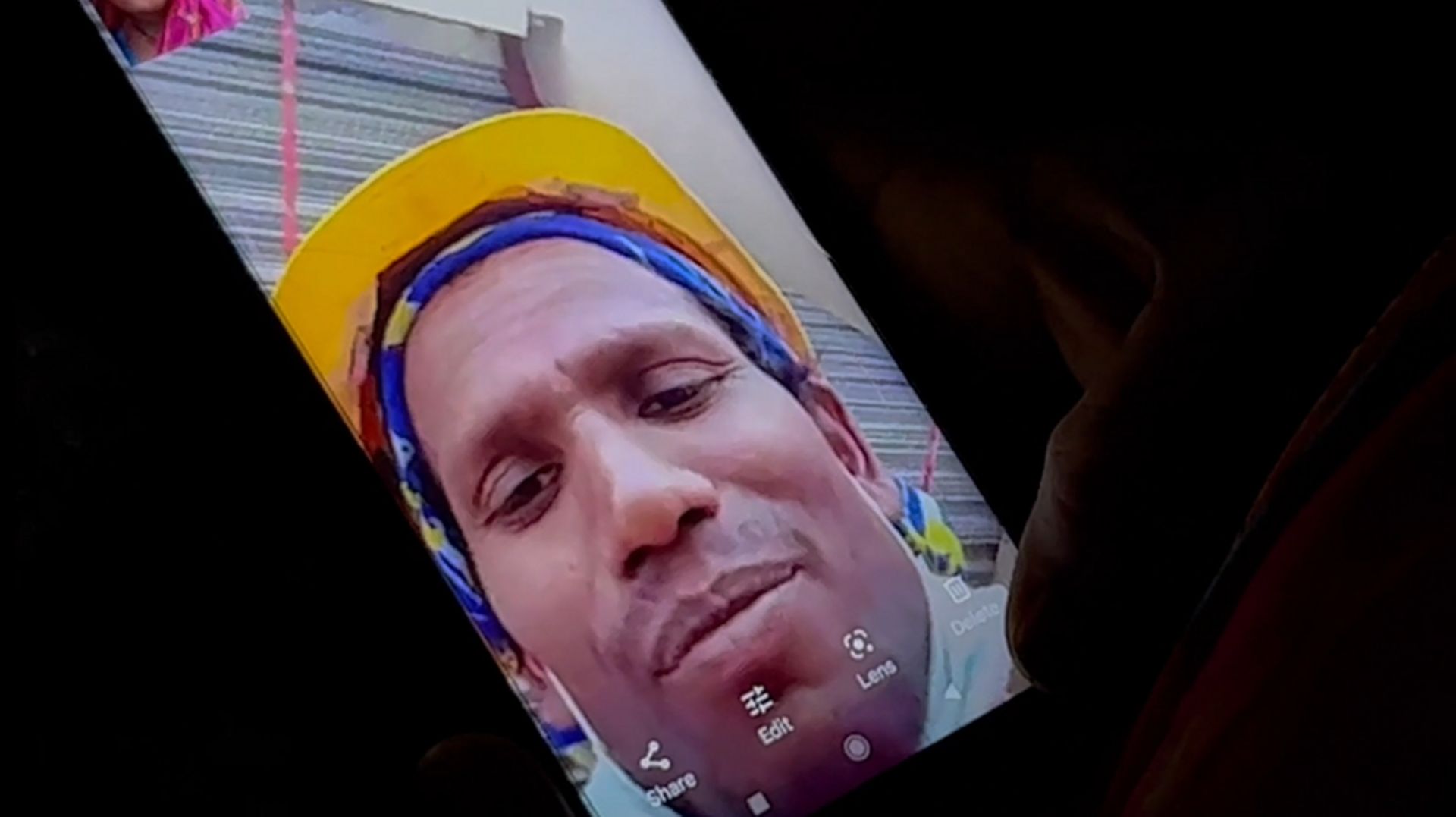 Ram Nayan Lodh quand il travaillait au Qatar, en capture d’écran sur le téléphone de son épouse / octobre 2022.