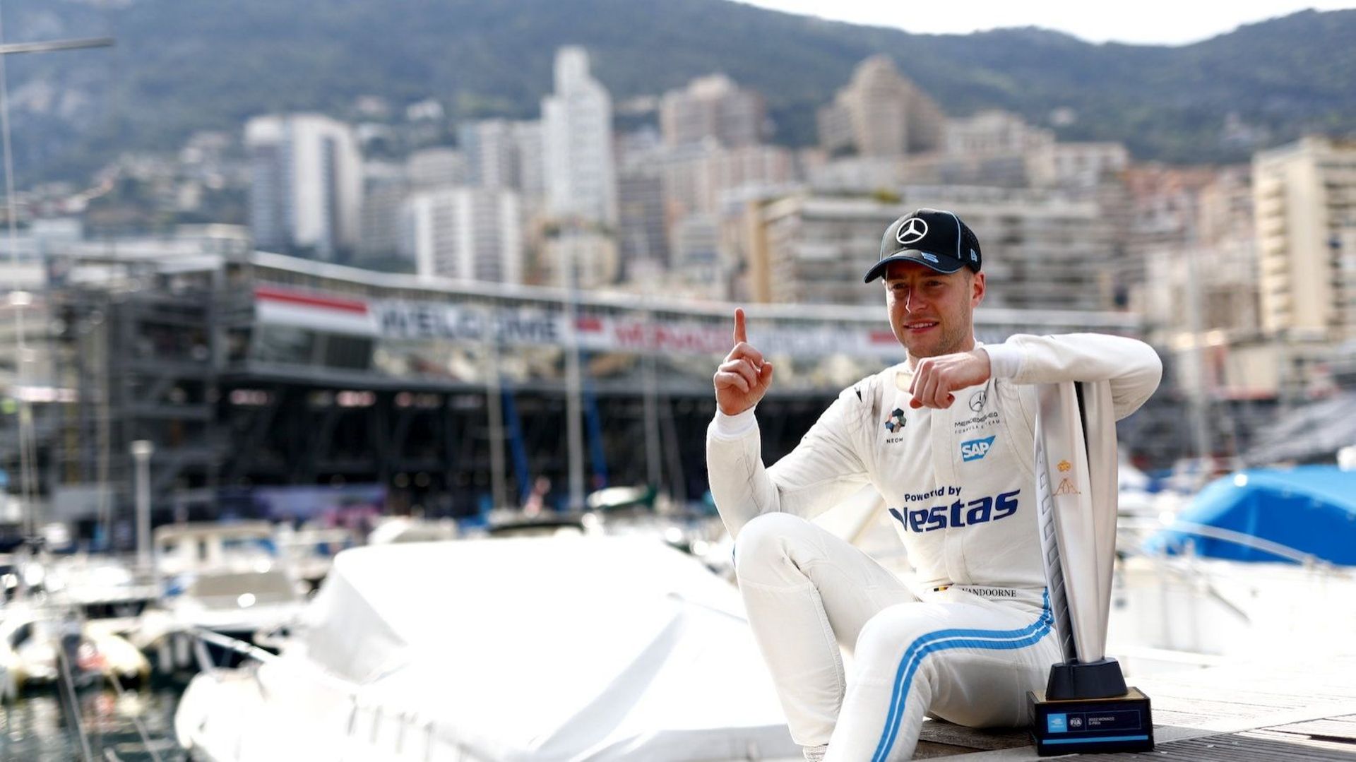 Stoffel Vandoorne célèbre sa victoire à l'E-Prix de Monaco. 