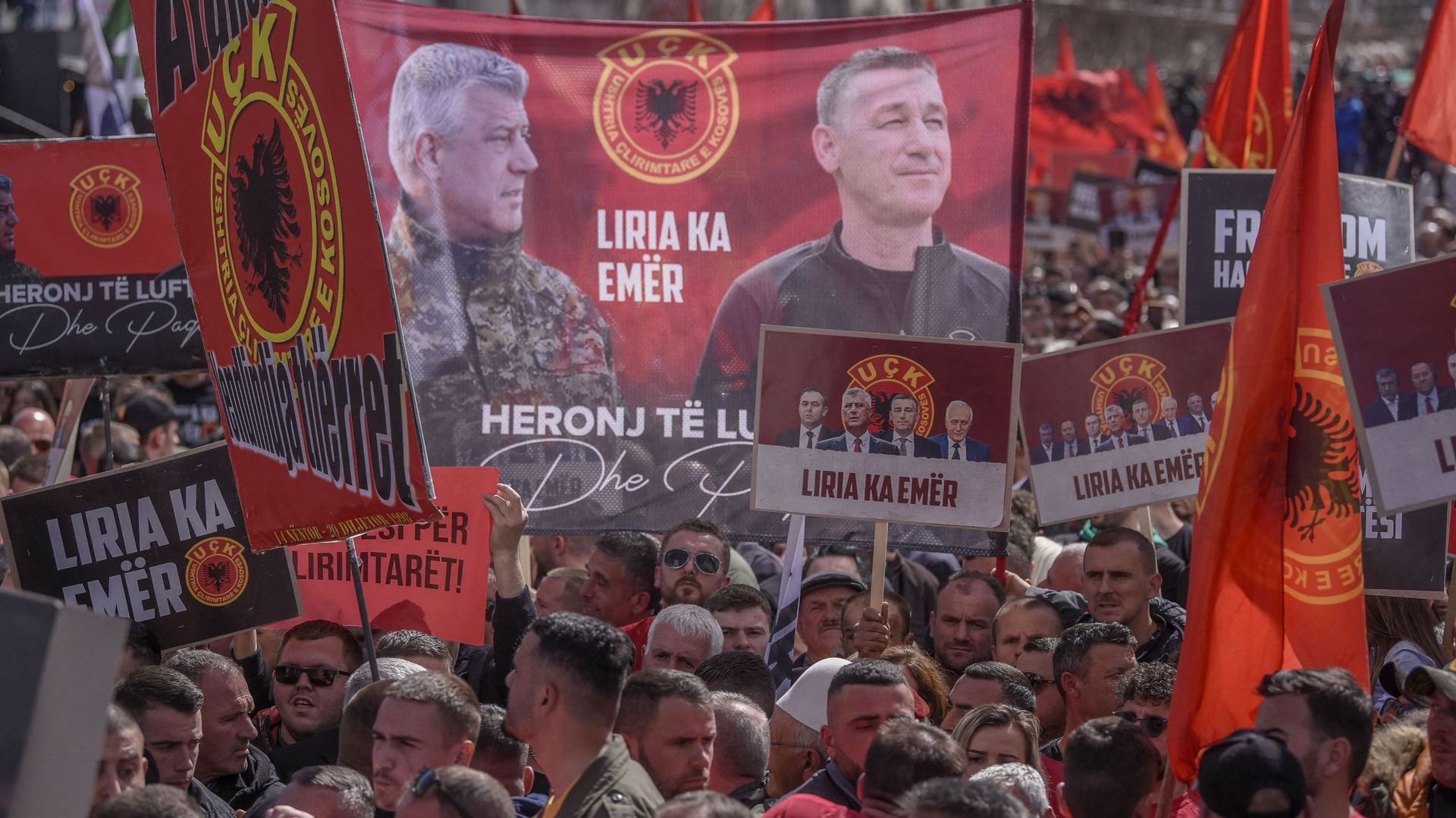 Manifestation à Pristina au Kosovo avant le procès