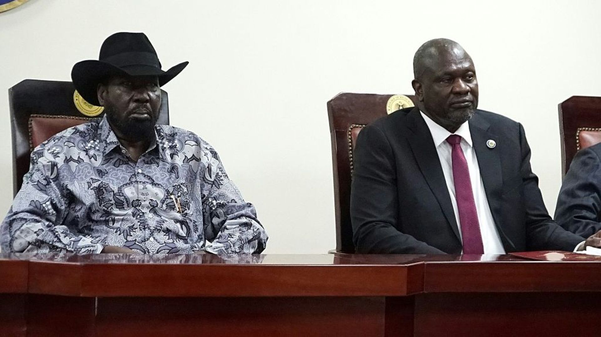Les deux dirigeants ennemis du Soudan du Sud, le président Salva Kiir (G) et le vice-président Riek Machar, lors de la signature d'un accord le 3 avril 2022 à Juba 

South Sudanese President Salva Kiir (L), and  South Sudan's opposition leader Riek Machar
